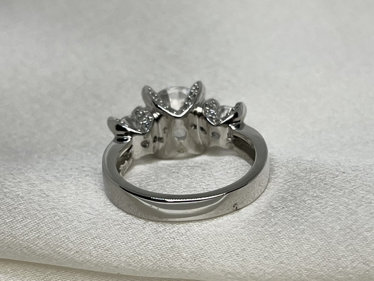 Anillo de Compromiso de Circonita Cúbica de Tres Piedras Corte Princesa, Plata de Ley 925 con Baño de Rodio