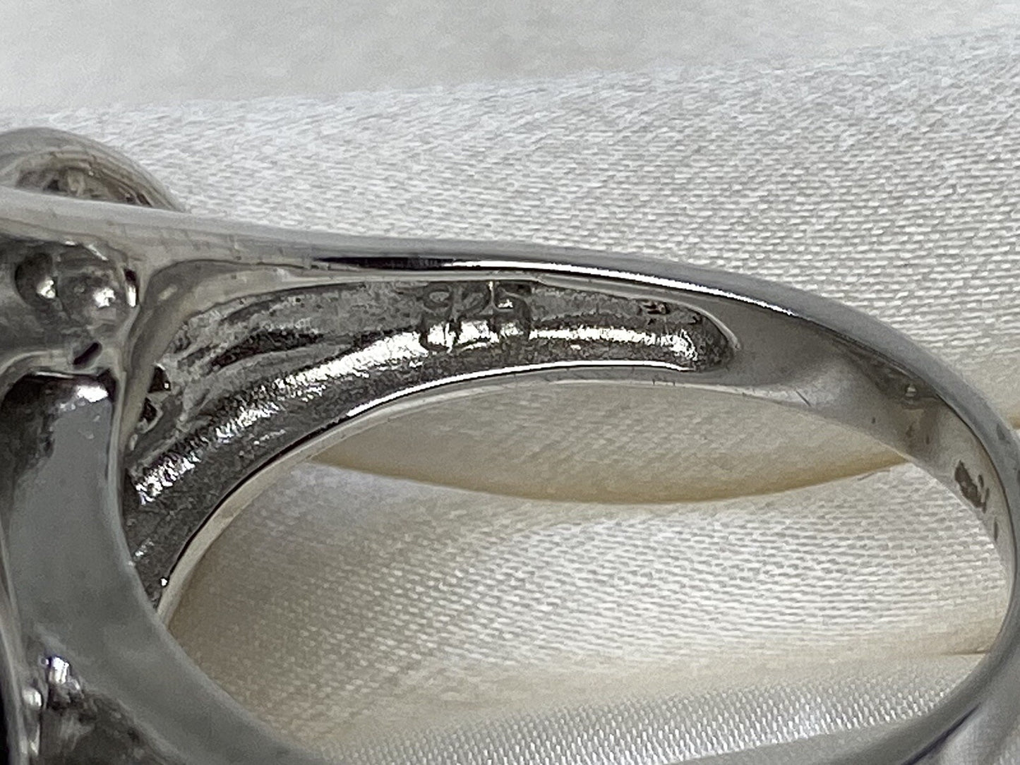 Anillo de circonita cúbica entrelazada de plata de ley 925 con baño de rodio talla 8.5