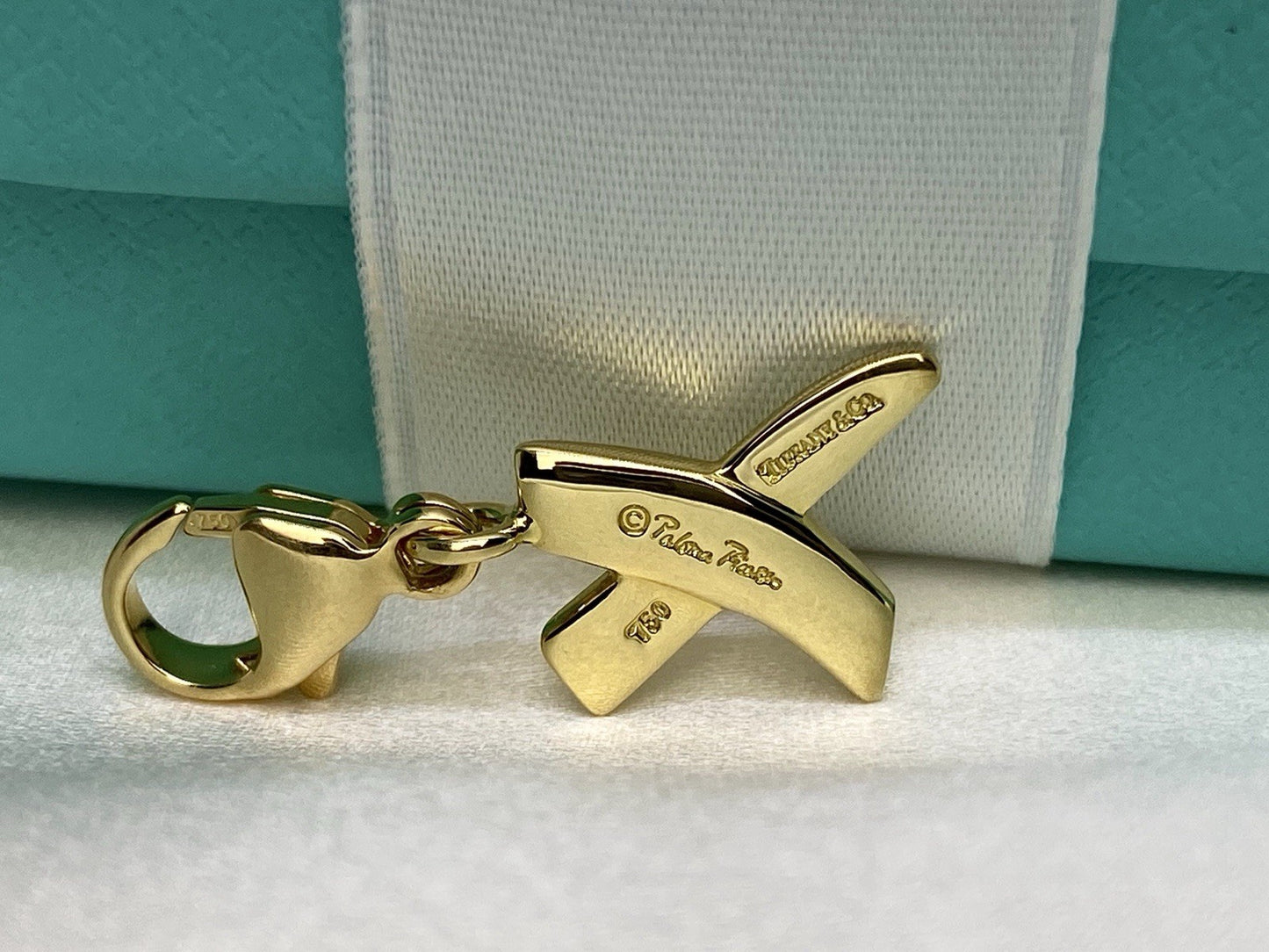 Tiffany & Co Graffiti X Charm Paloma Picasso 18k Gold XOX Kiss Pendant 3.6G