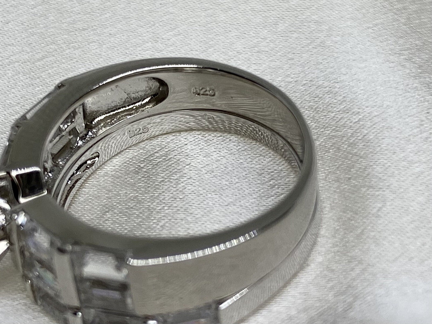 Anillo Elegance apilable de circonita cúbica, plata de ley 925 con baño de rodio, talla 6