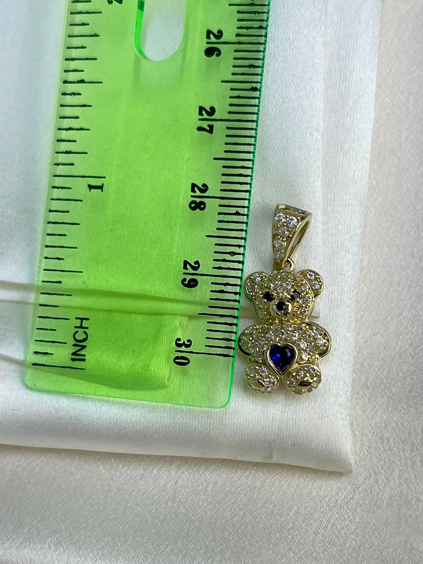 Beltran Jewelry Colgante con forma de osito de peluche de oro de 14 quilates con circonita cúbica azul y circonita cúbica de 0.945 x 0.433 in.