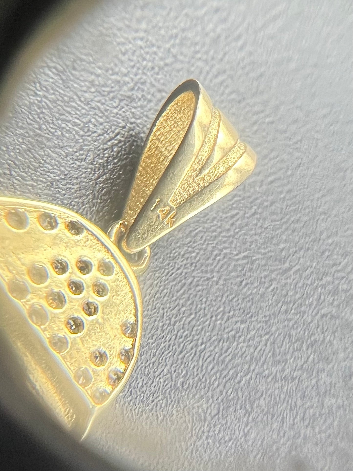 Colgante de niño sonriente de oro amarillo de 14 k con diamantes CZ