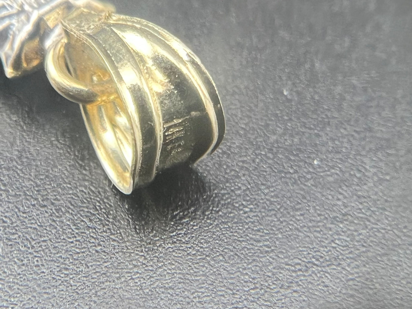 Colgante de mapa colombiano de oro amarillo de 14 k con círculo de diamantes CZ