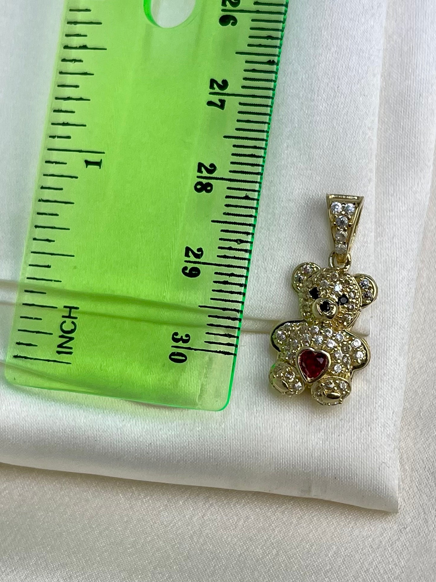 Beltran Jewelry Colgante con forma de osito de peluche de oro de 14 quilates con circonita cúbica y rubí de 0.945 x 0.433 in.