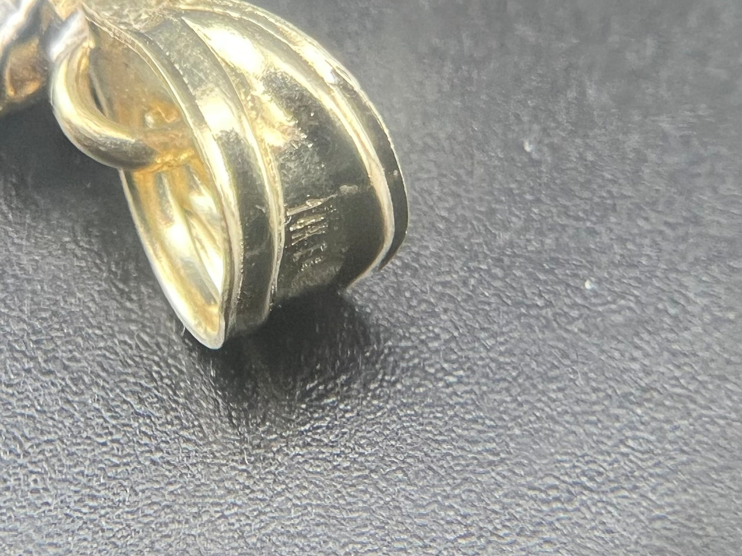 Colgante Madre María de oro amarillo de 14 k con rubí