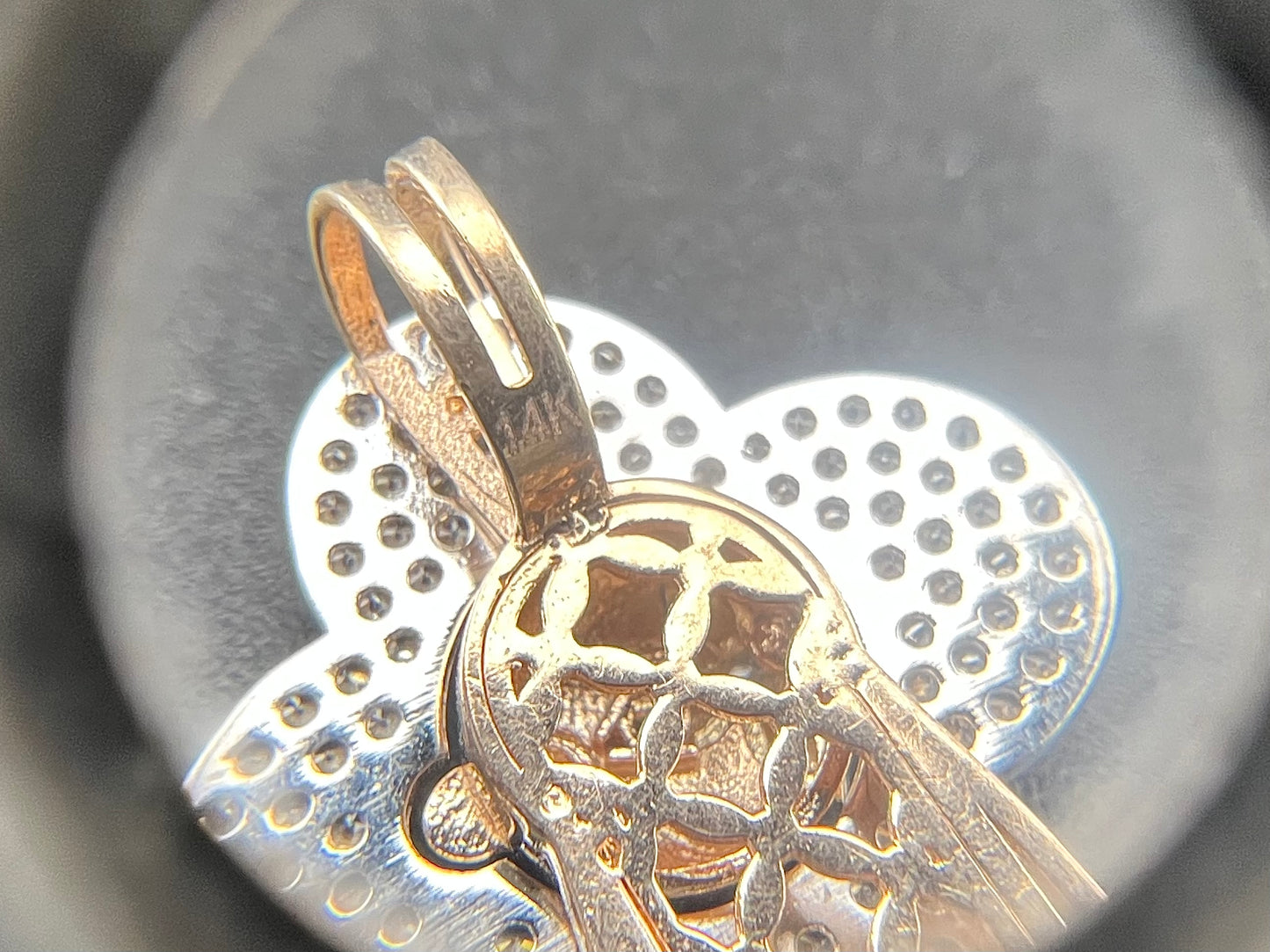 Colgante de dibujos animados con cabeza de flor animada de oro amarillo de 14 k con adornos de diamantes CZ