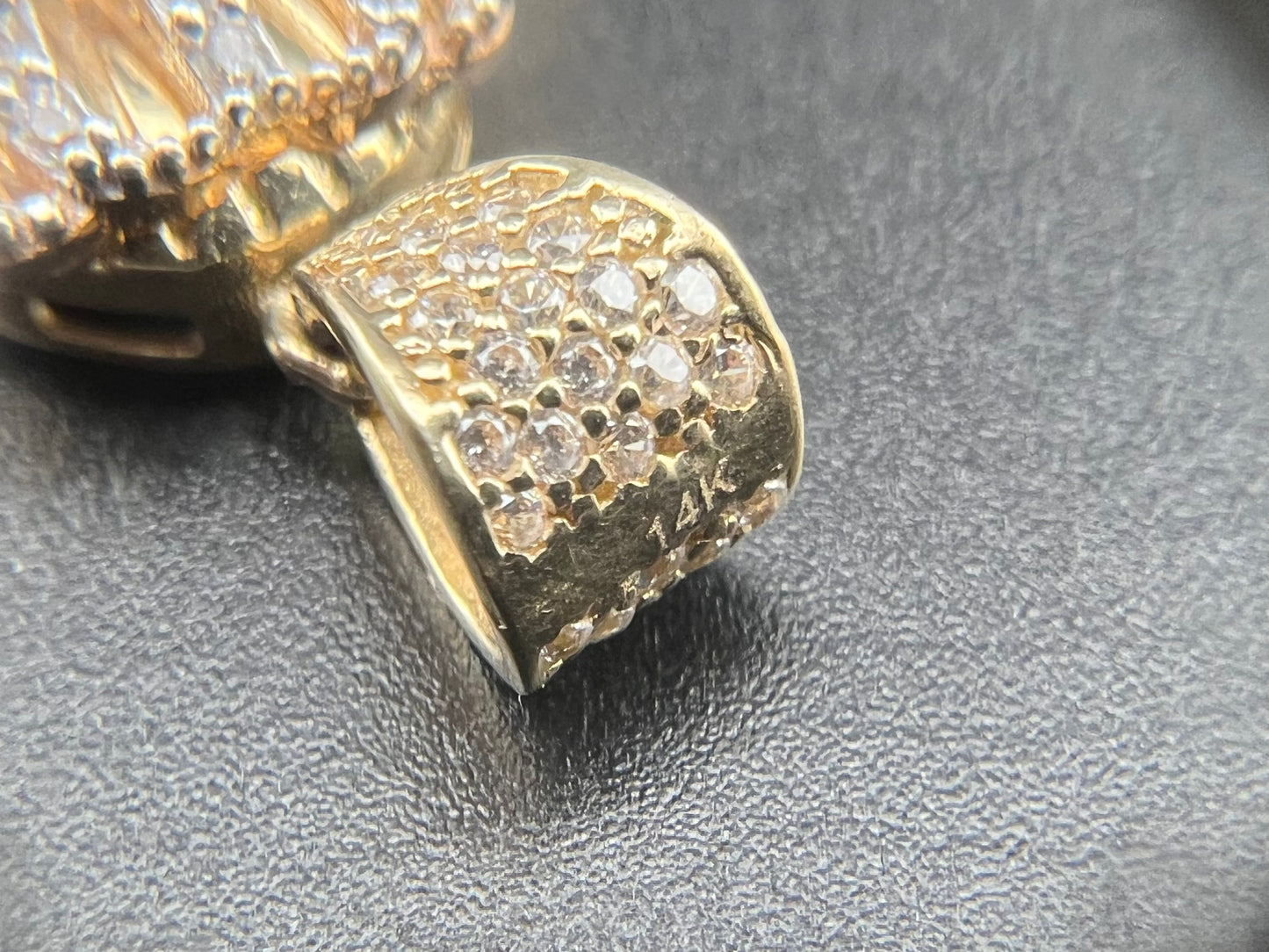 Colgante de dibujos animados con cabeza de flor animada de oro amarillo de 14 k con detalles de diamantes CZ
