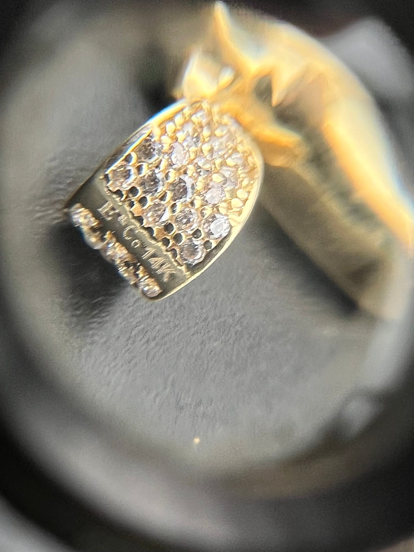 Colgante con cabeza de pantera rugiente de oro amarillo de 14 k con detalles de circonita cúbica