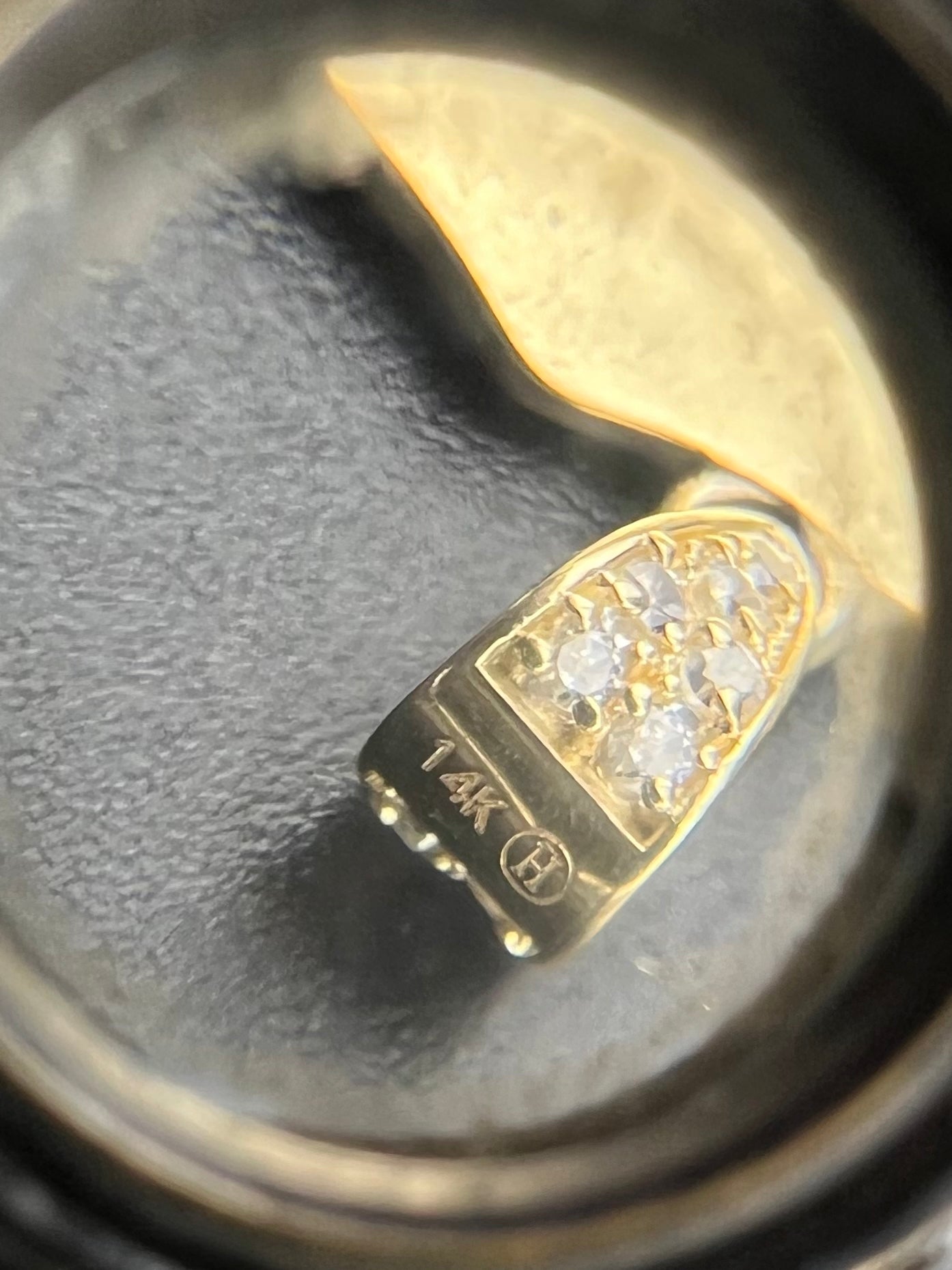 Colgante de reina dominicana de oro amarillo de 14 k con corona de circonita cúbica y detalles en esmalte