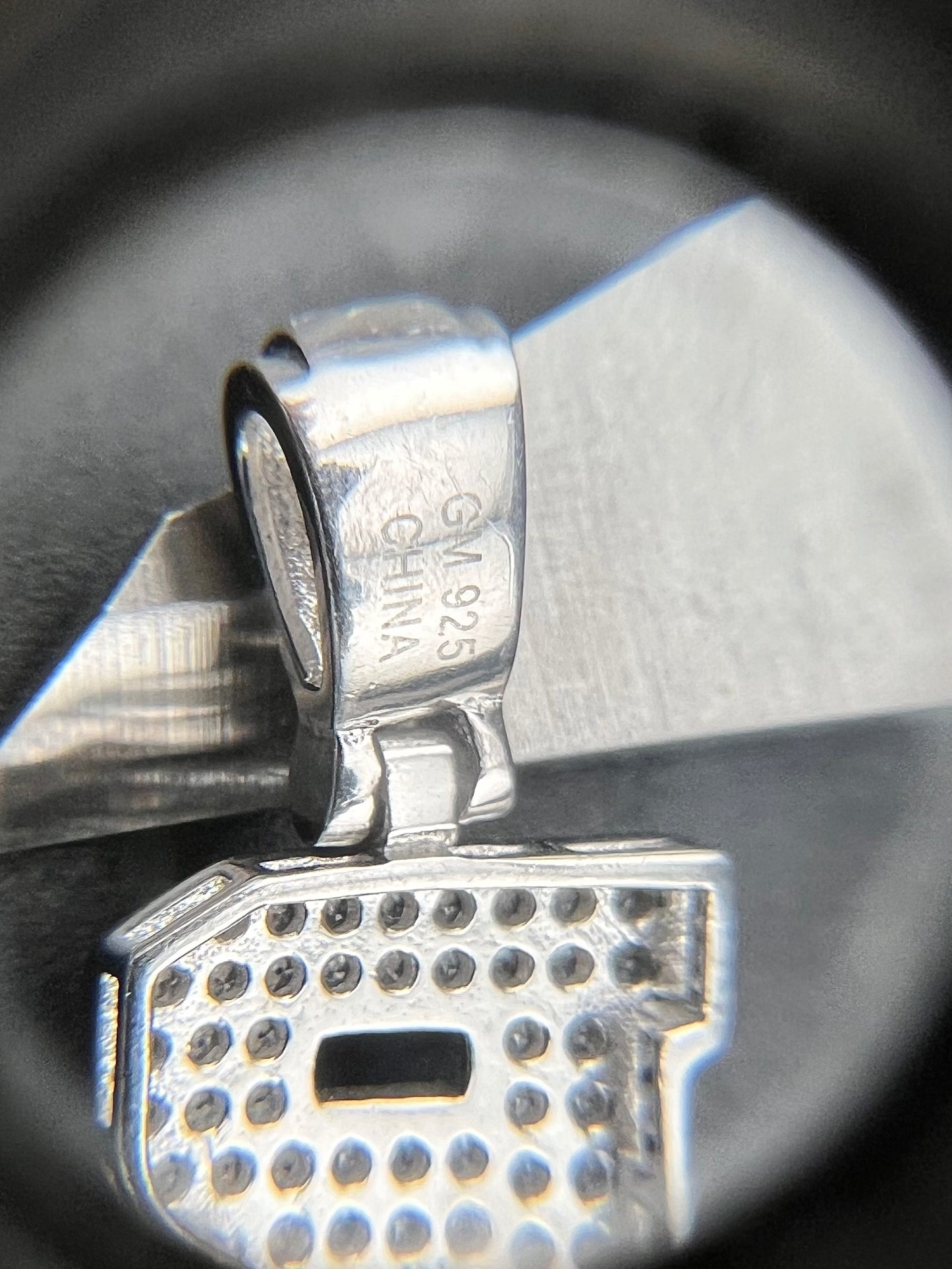 Colgante de plata de ley 925 con circonita cúbica y diamante en letra mayúscula R - 29,62 x 15,92 mm