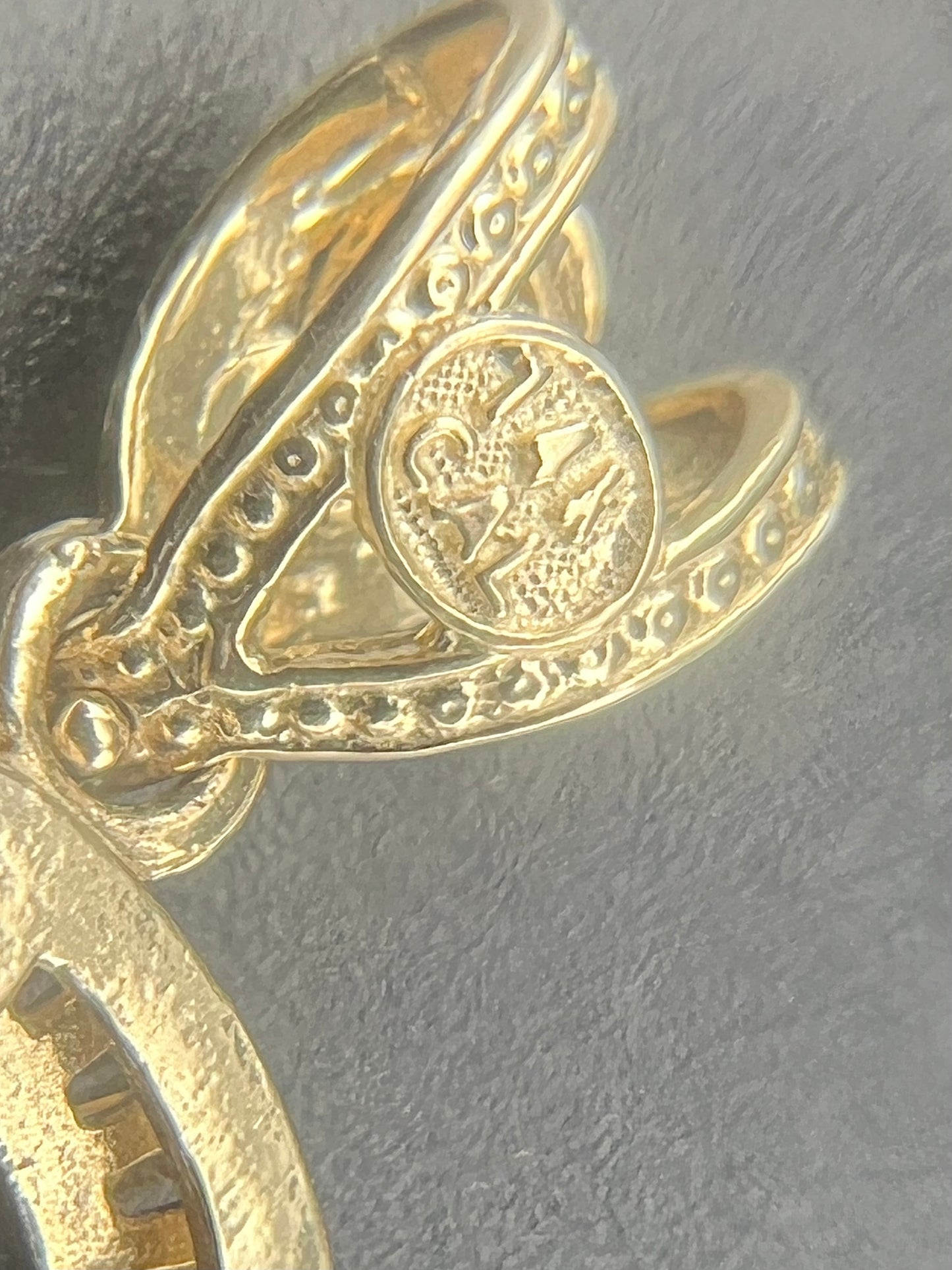 Colgante de Buda de Jade Azul en Oro Amarillo de 14k con Detalles de Circonita