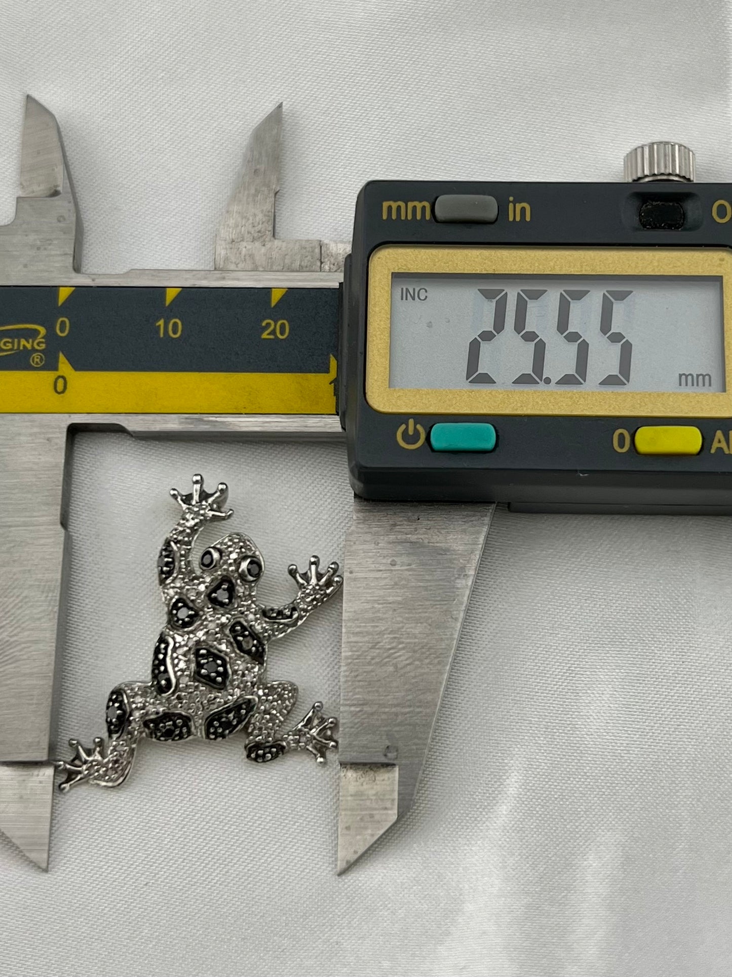 Colgante de rana de plata de ley 925 de 4,5 g con detalles de circonita cúbica, 27,66 x 25,55 mm