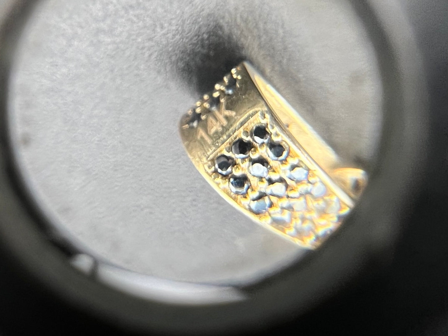 Colgante con medallón de pirámide de máscara de juego de calamar Illuminati de oro amarillo de 14 k con diamantes CZ