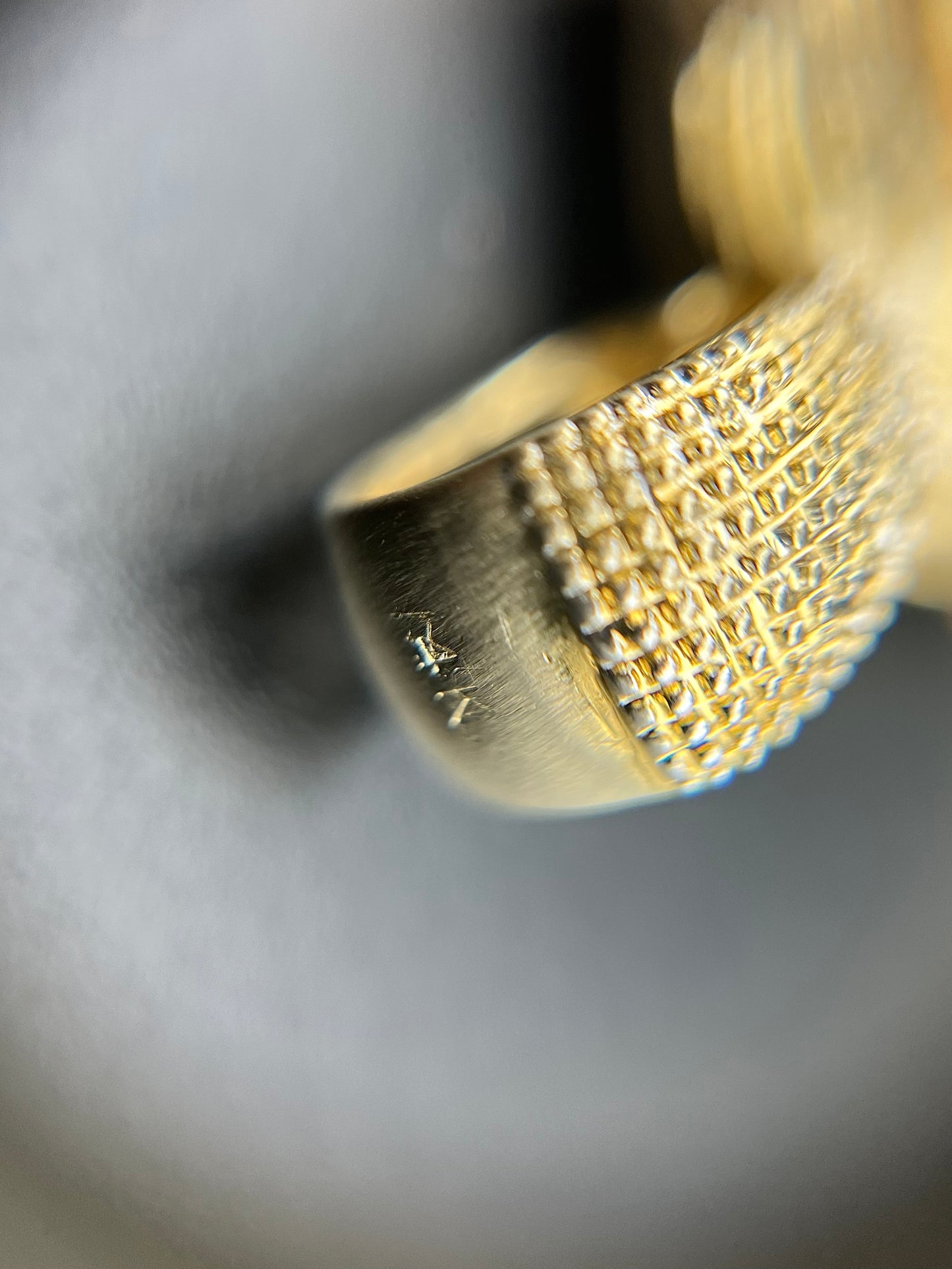 Colgante con cabeza de Jesús en oro amarillo de 14 k con corona y ojos de diamantes CZ