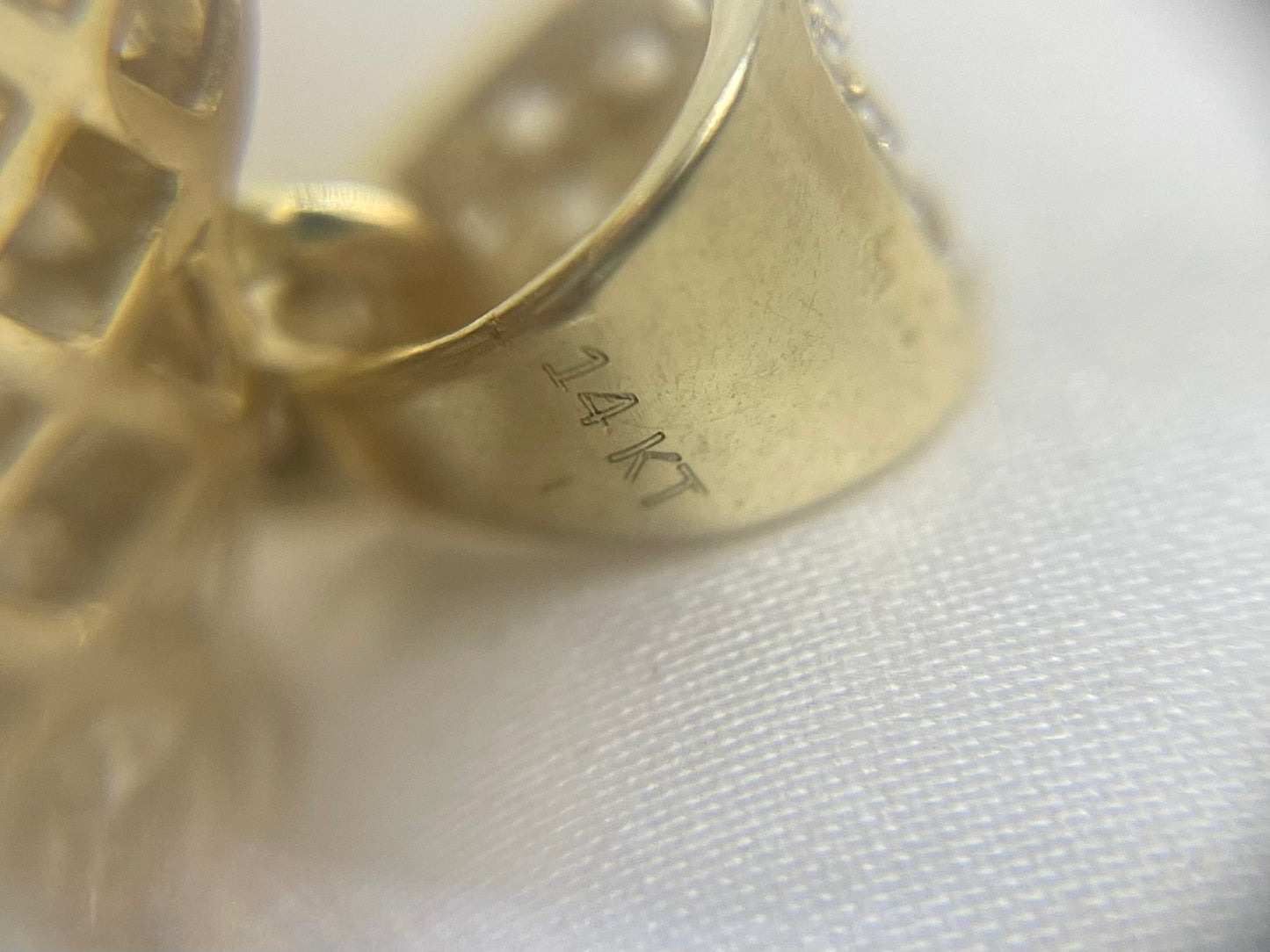 Colgante de oso Beltran Jewelry de oro amarillo de 14 k con circonita cúbica y gema de corazón