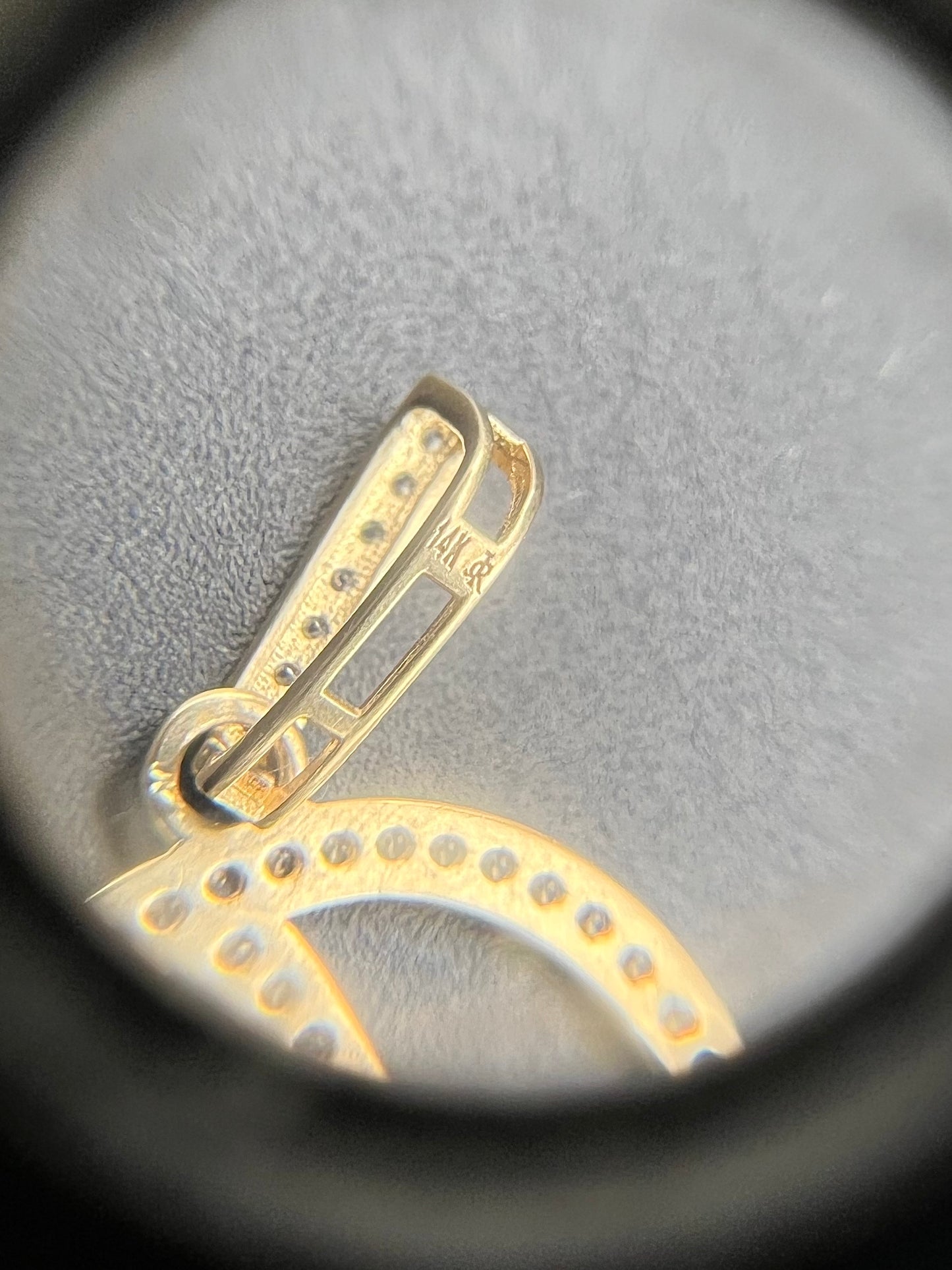 Colgante con letra 'D' de oro amarillo de 14 k con diamantes de circonita cúbica Elegance