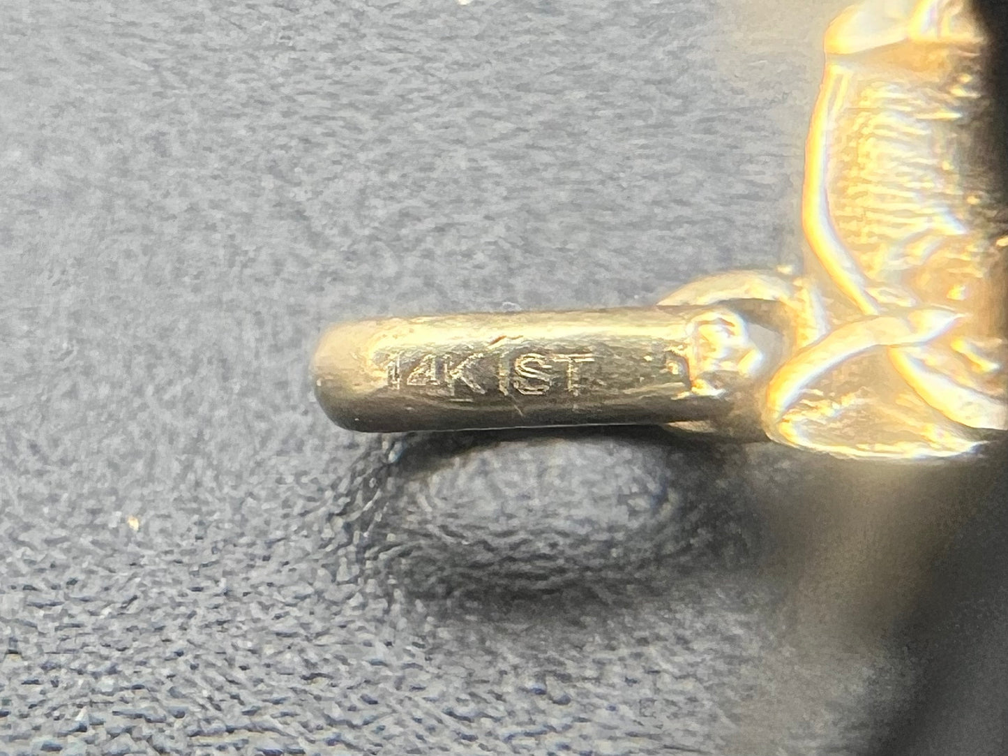 Colgante de pantera de oro amarillo de 14 k con ojo de circonita verde y detalle texturizado