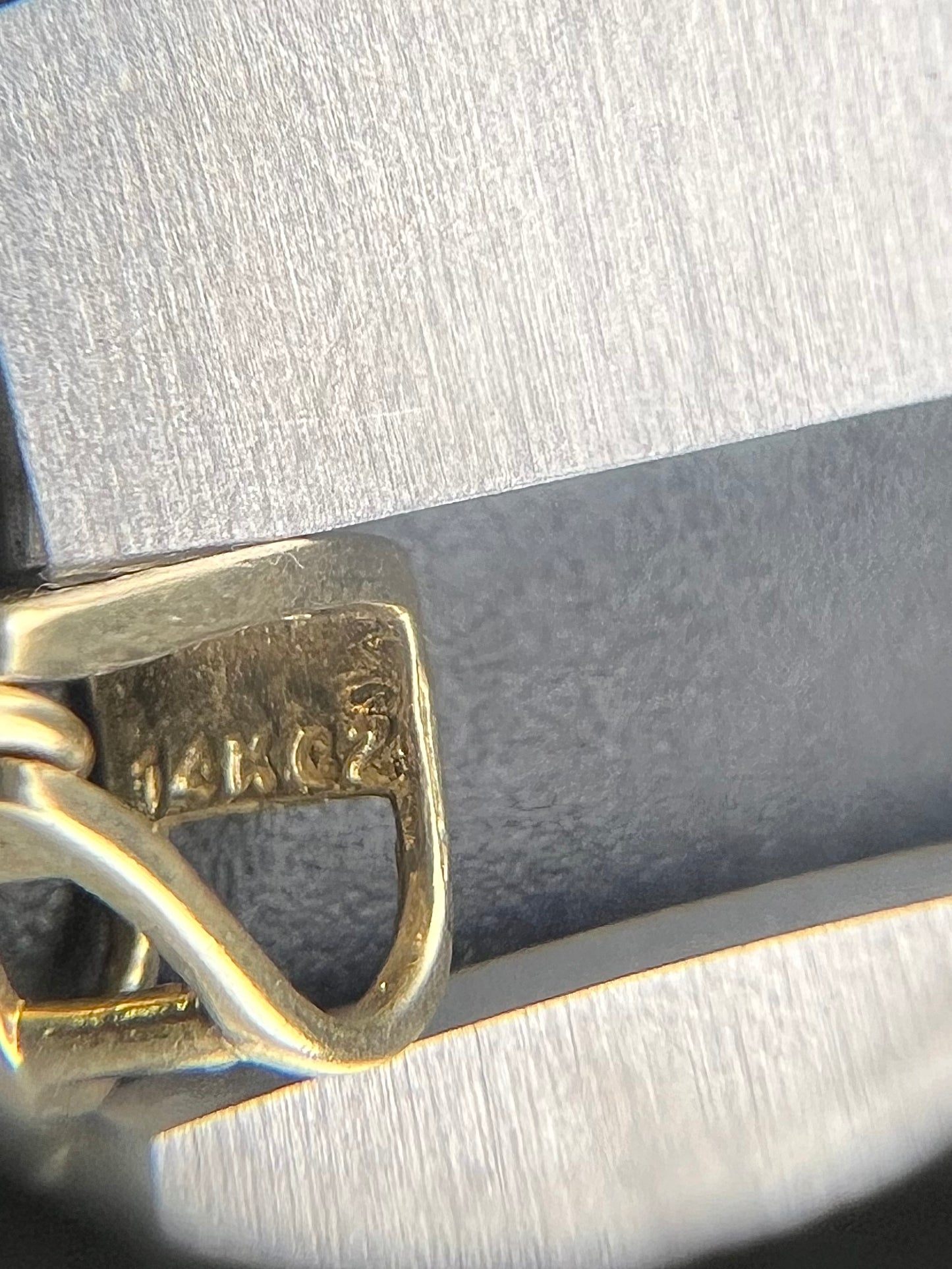 Colgante de San Lázaro en oro amarillo de 14 k con resplandor de diamantes CZ