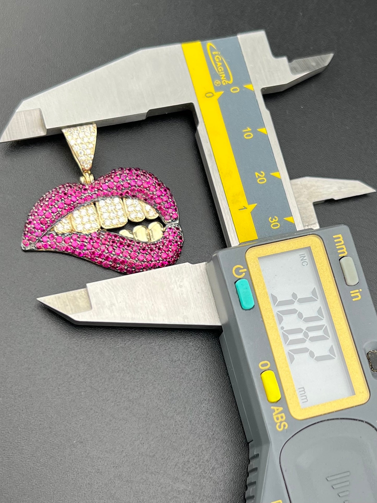 Colgante con emoji de labio mordiente de oro amarillo de 14 quilates con detalles de circonita cúbica