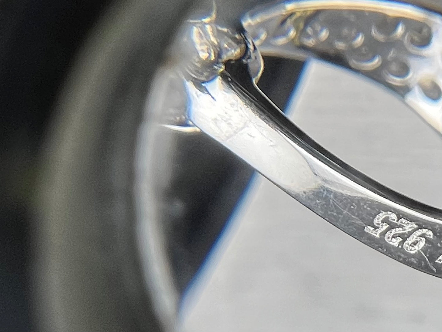 Colgante con dije Micro Pave CZ - 17,6 g, 32,91 x 48,71 mm - Diseño único de cara goteante 😬