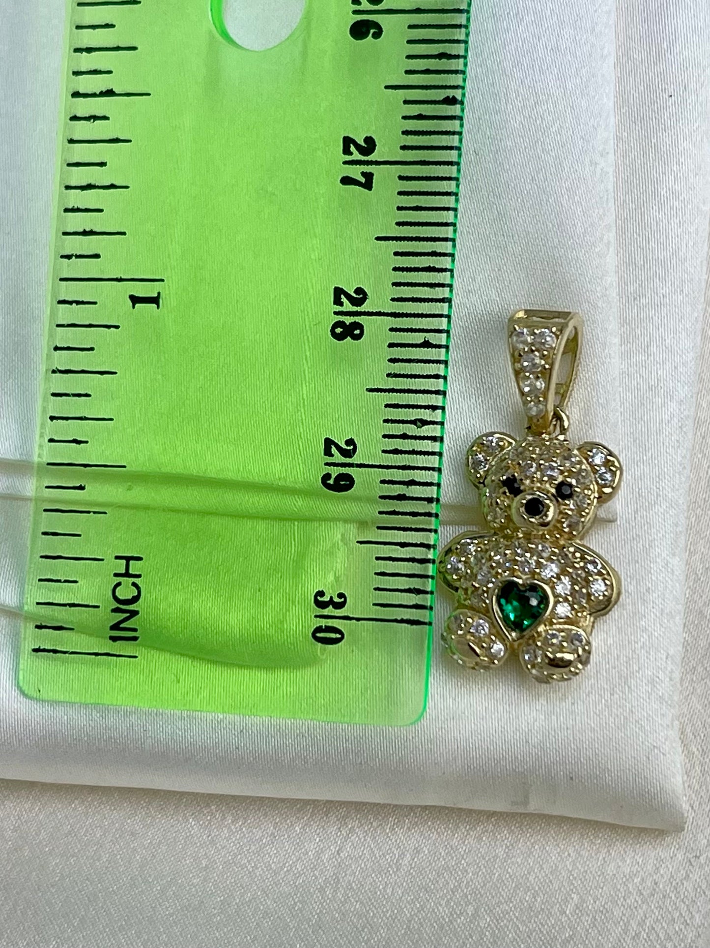 Beltran Jewelry Colgante con dije de osito de peluche de oro de 14 quilates con circonita cúbica verde CZ de 26x11m