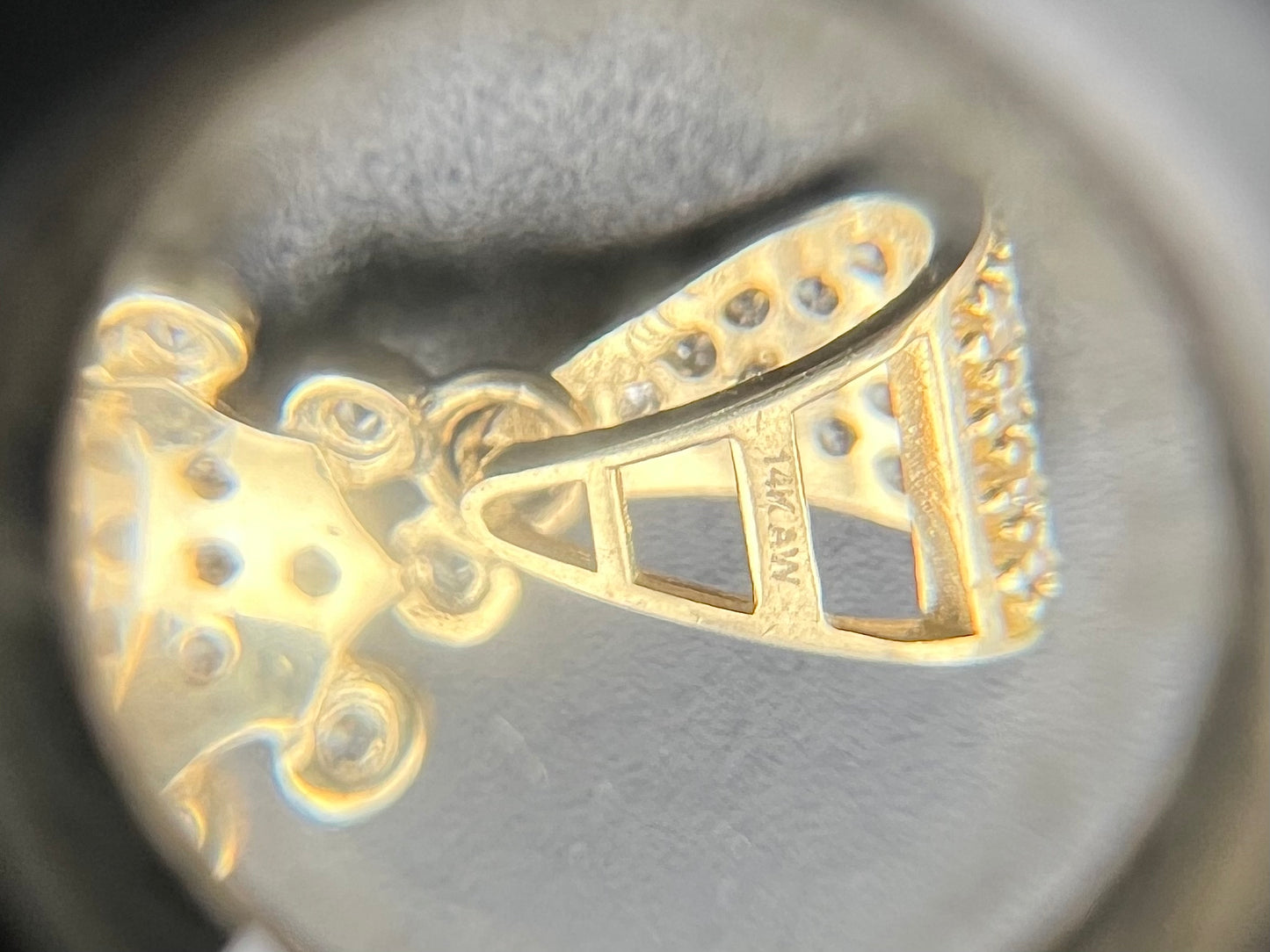 Letra 'F' de oro amarillo de 14 k con colgante de corona y diamantes CZ