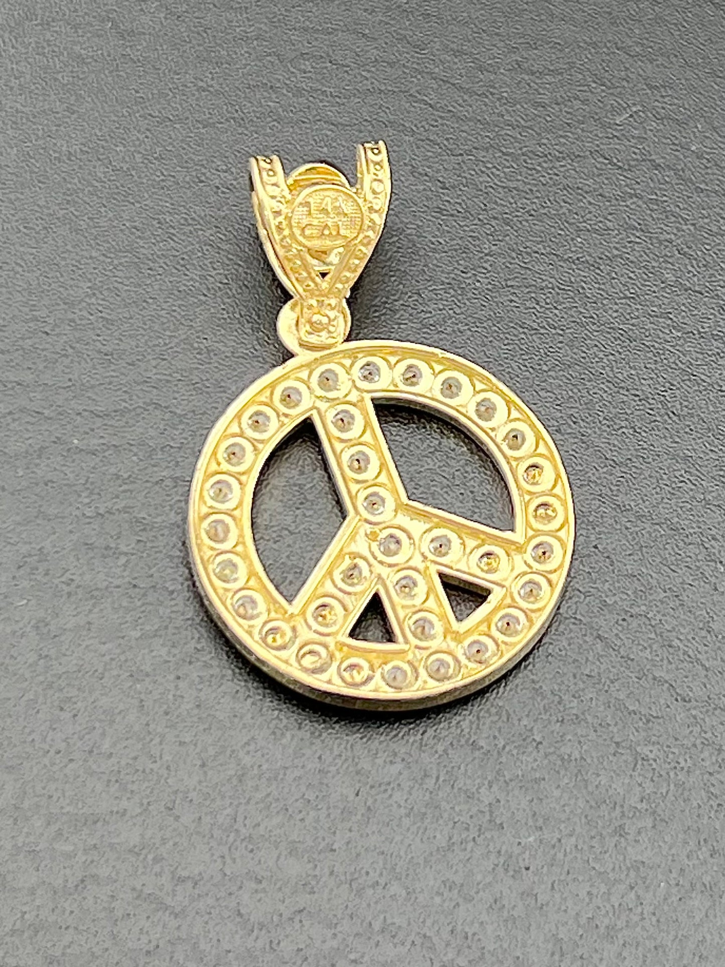 Colgante radiante con símbolo de paz en oro amarillo de 14k con diamantes CZ