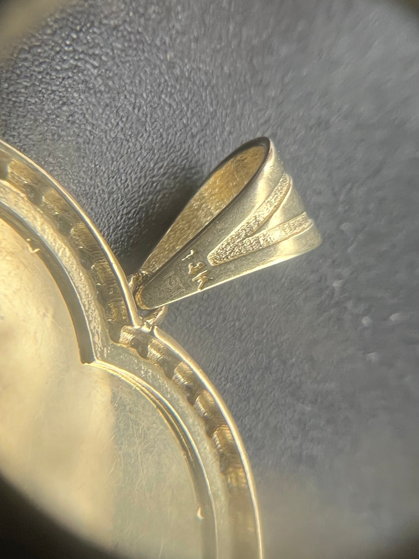 Colgante en forma de corazón de Madre María de oro amarillo de 14 k con detalles de diamantes CZ