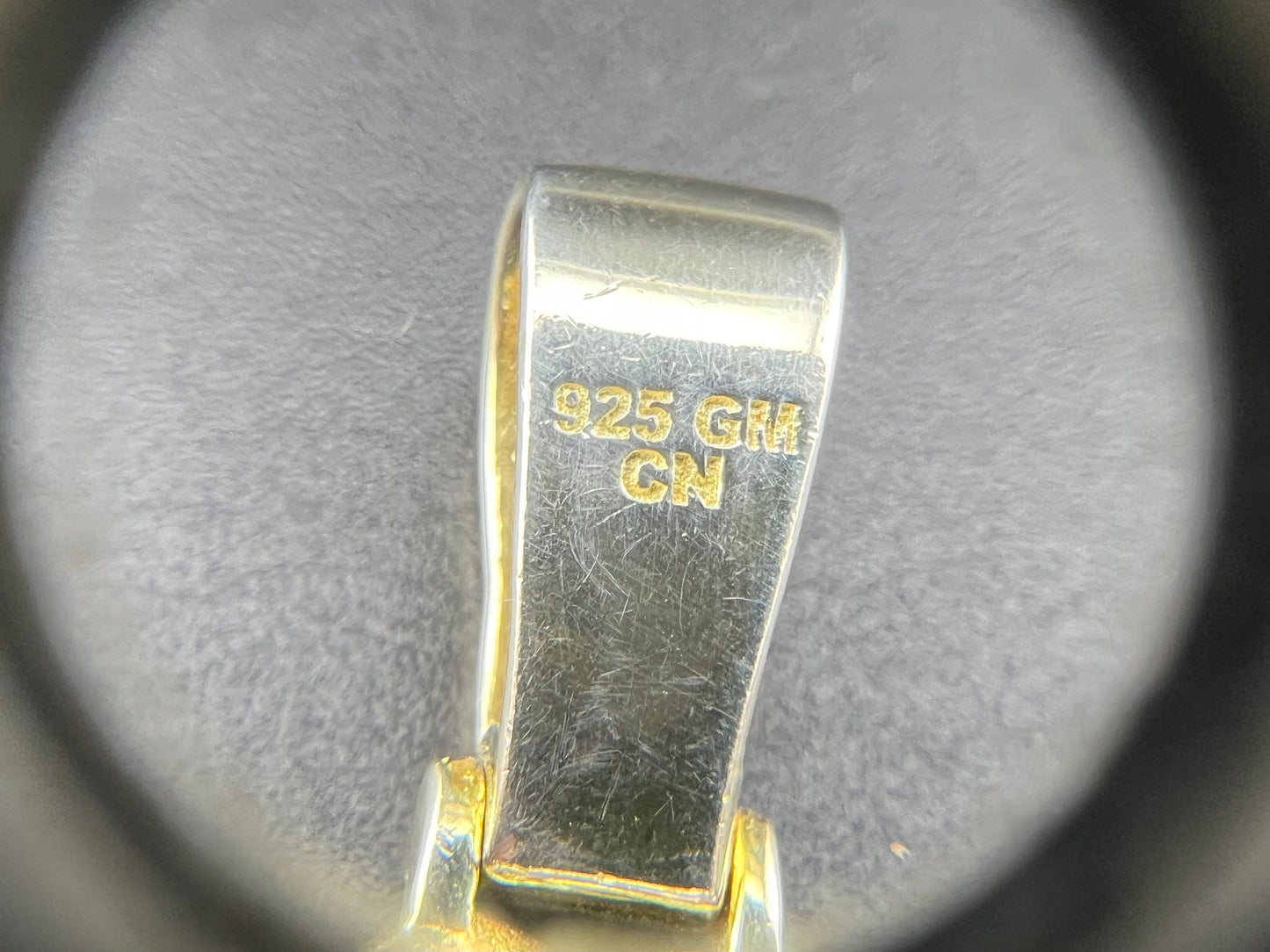 Colgante con medallón de ángel de plata 925 chapada en oro amarillo de 22 g con diamantes CZ - 57,57 x 41,54 mm