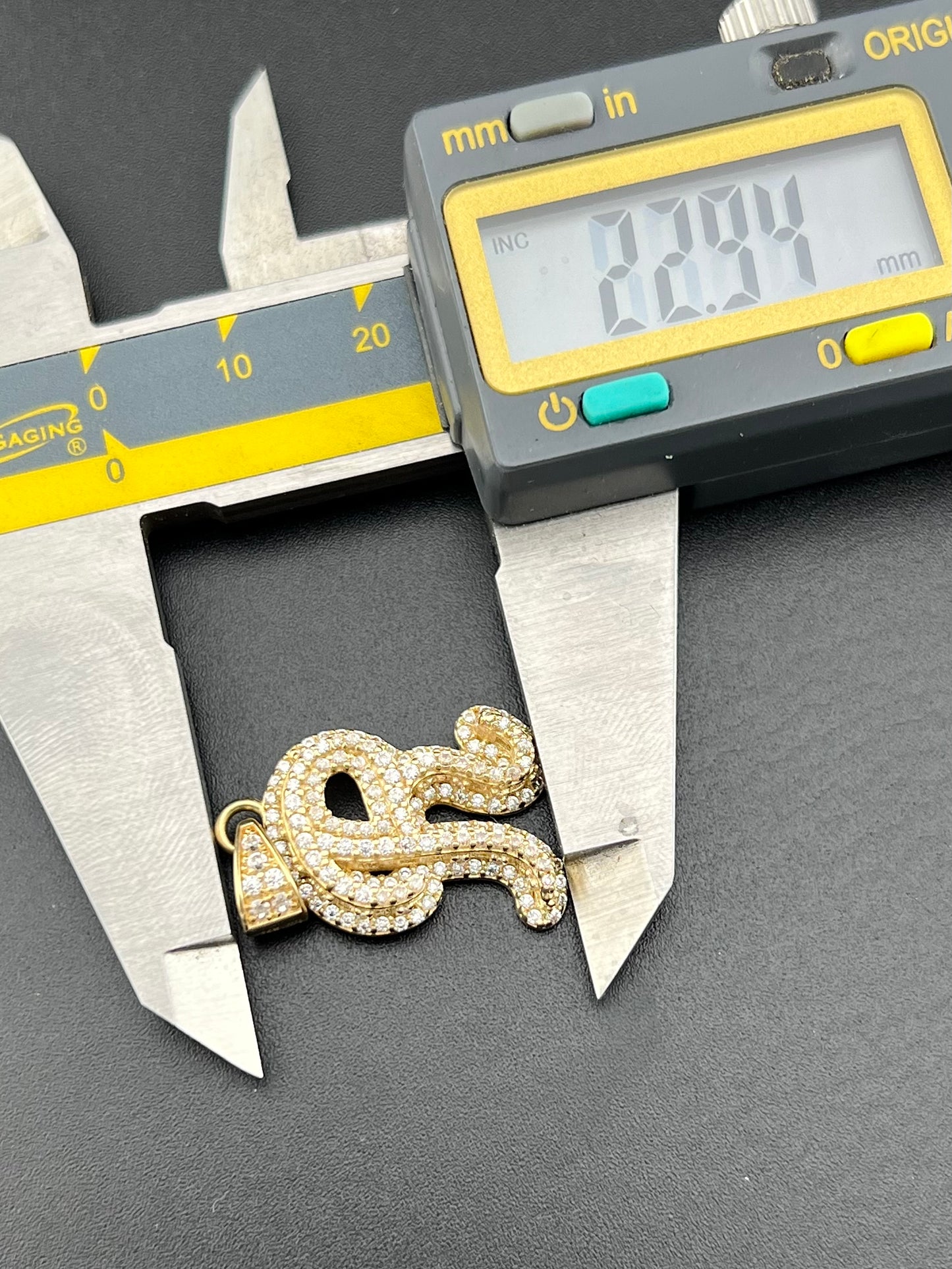 14k Yellow Gold 3D Bubble Letter 'R' Pendant with CZ Diamond Glamour