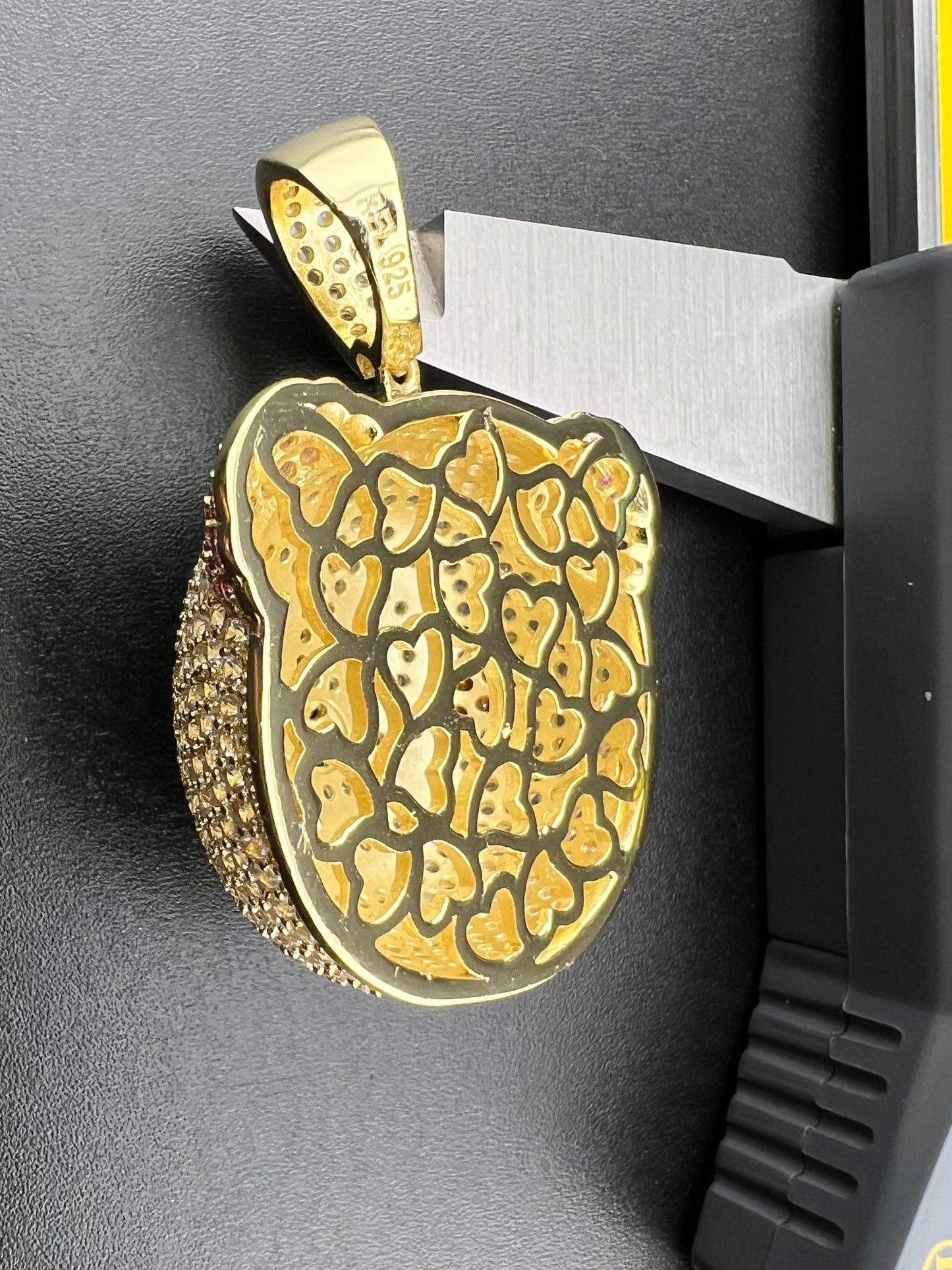 Cara de emoji de payaso 🤡 Colgante chapado en oro 925 de 12,4 g con micro circonitas y detalles de esmalte - 37,37 x 26,68 mm