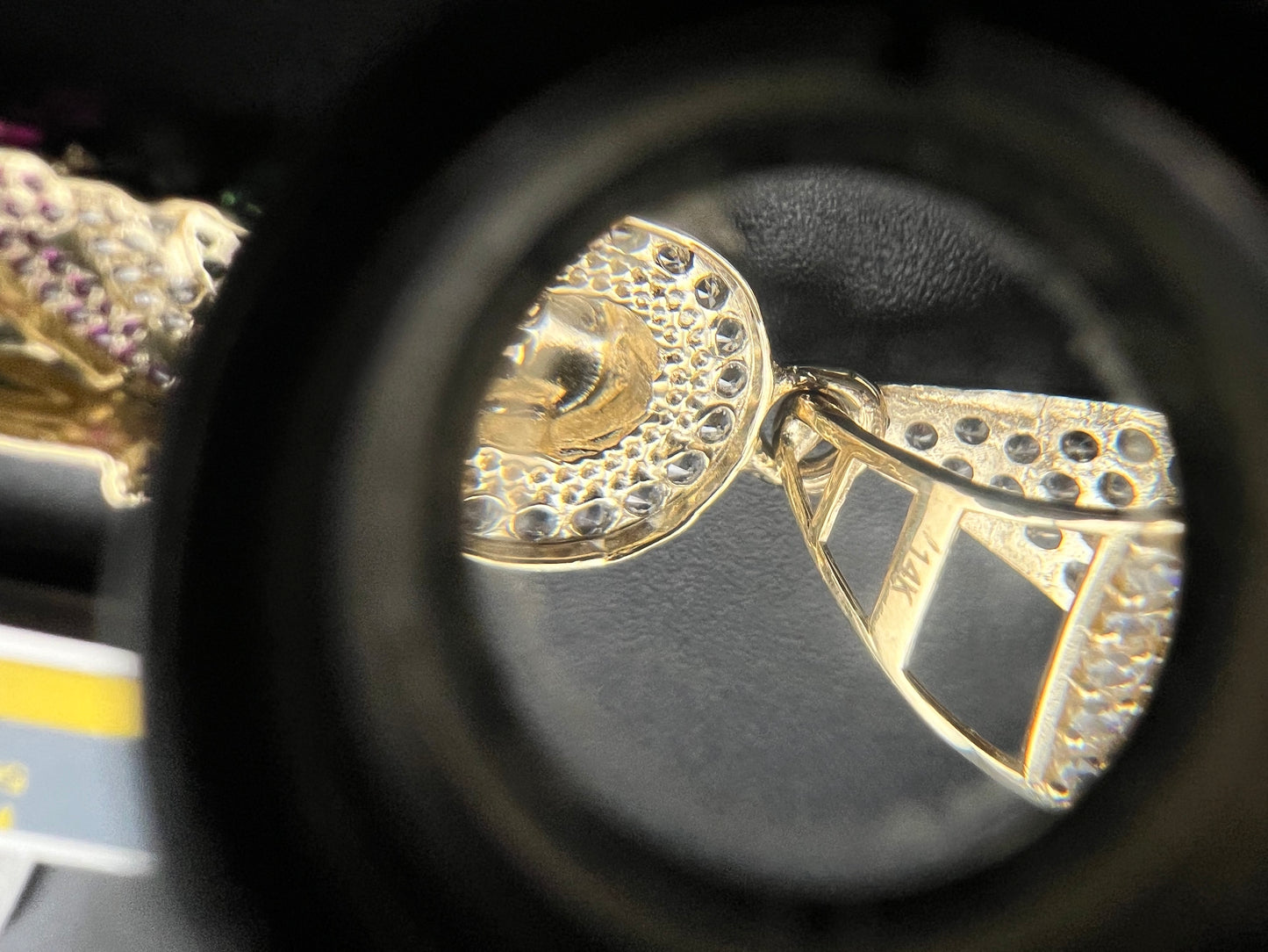 Colgante de oro amarillo de 14 quilates de San Judas con detalles de circonita cúbica: 6,9 g, 62,68 mm