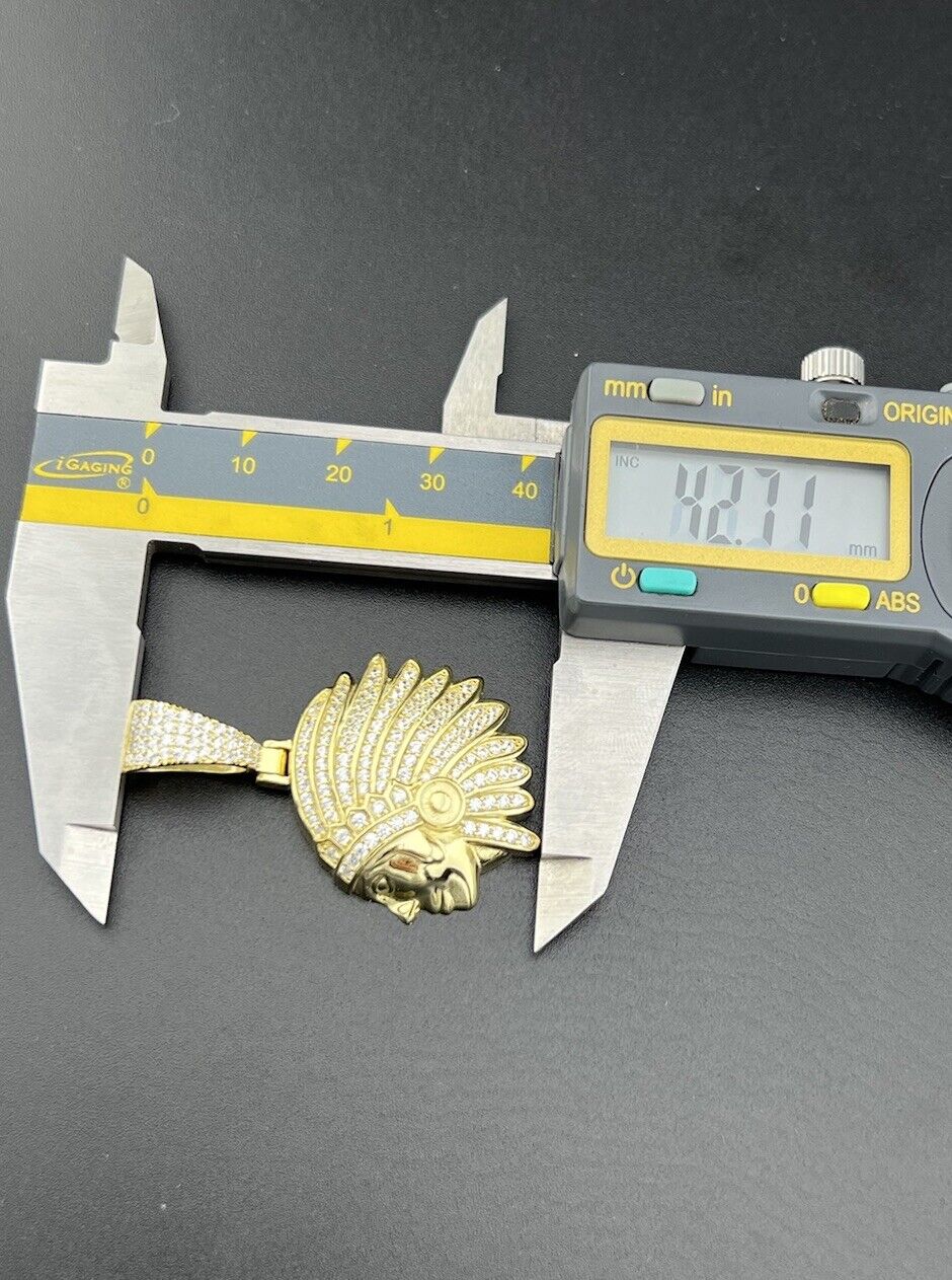 Colgante con cara de sombrero de plumas indias - 11,9 g de plata chapada en oro 925 CZ 42,71 x 27,36 mm