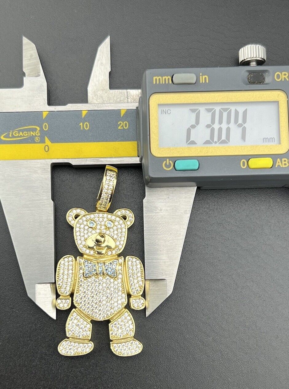 Colgante Beltran con forma de oso y pajarita de 12G con circonita cúbica chapada en oro de plata de ley 925, 48,27x23,04 mm