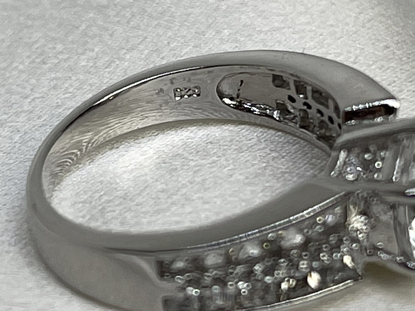 Anillo de compromiso de circonita cúbica con tres filas de corte redondo de plata de ley 925
