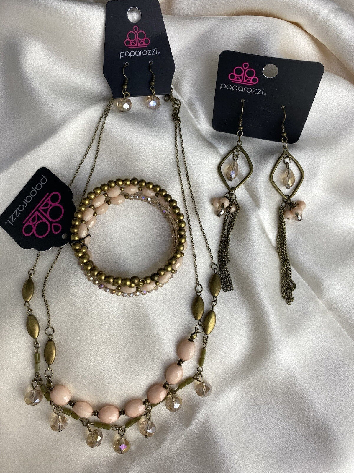 Conjunto de joyas Paparazzi de 4 piezas Celestial Chapter, Sheen Season y Effulgent Era