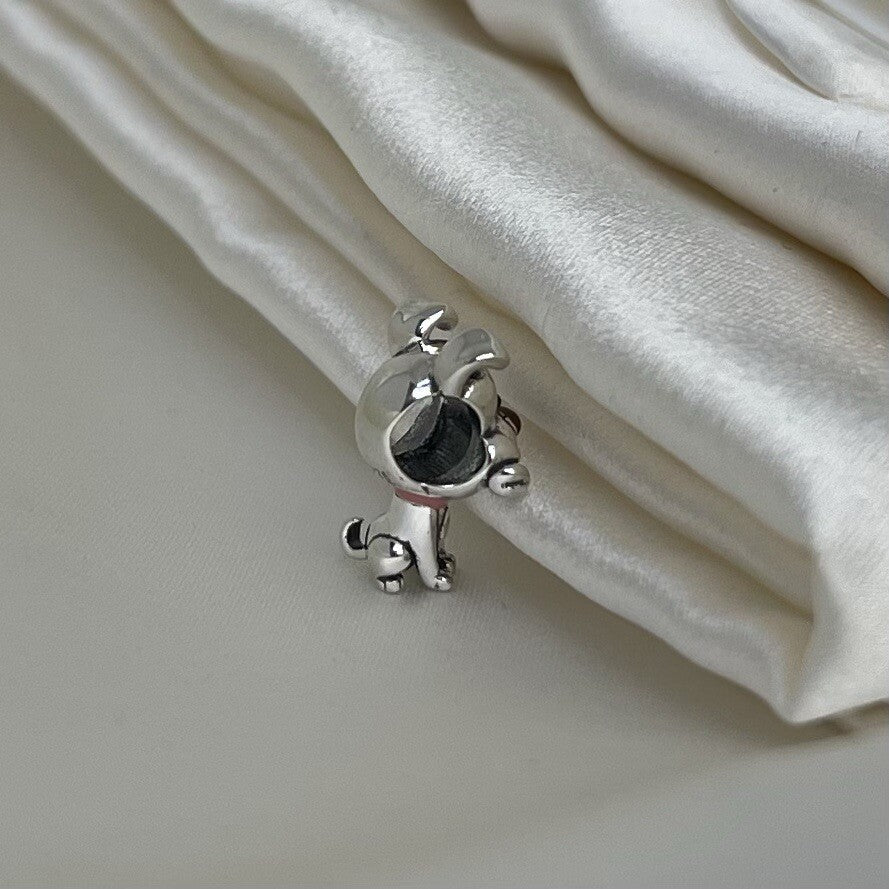 Charm de perro alegre y juguetón con hueso de esmalte vibrante de plata de ley 925 europea