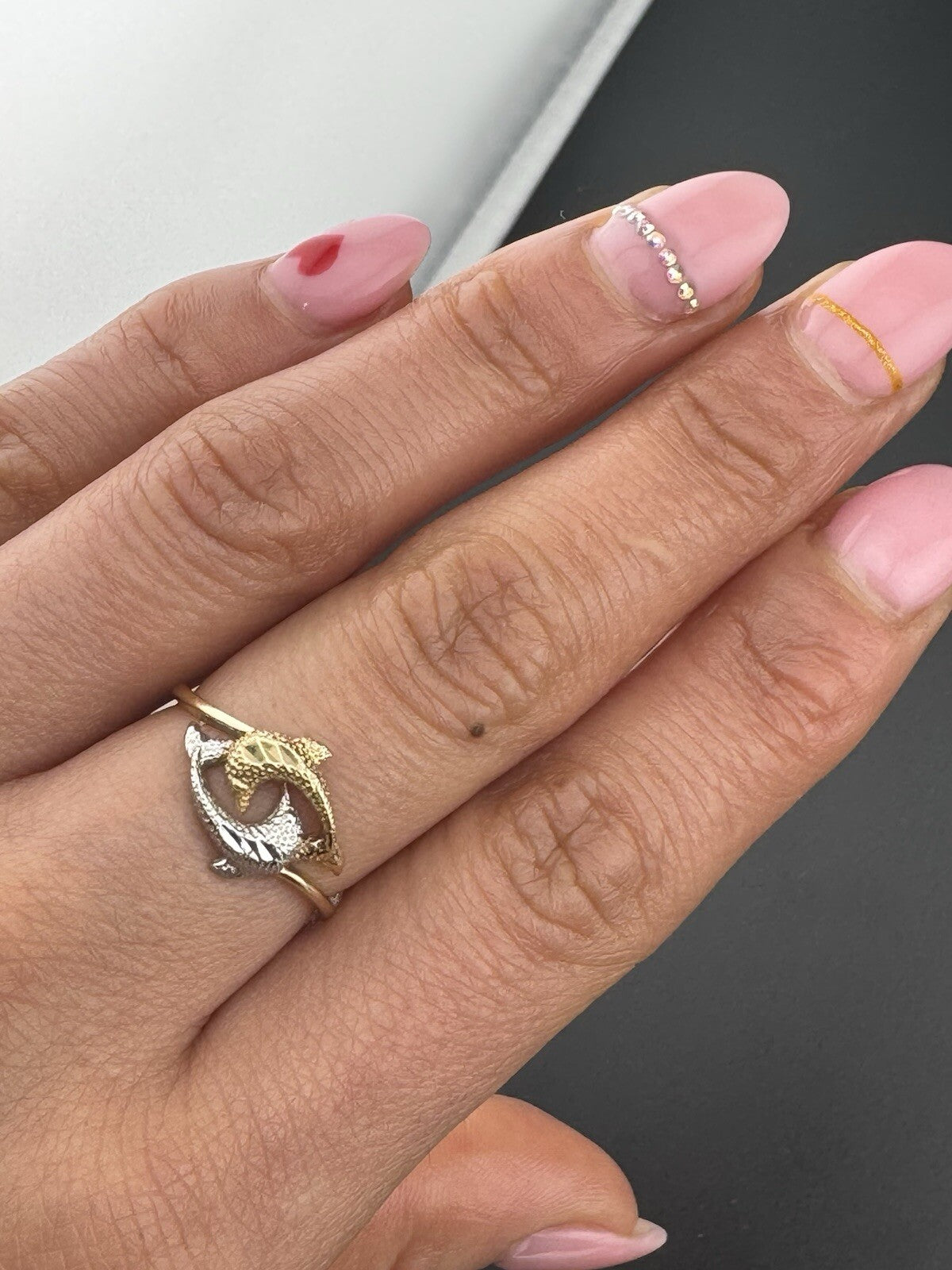 Anillo de Oro Amarillo y Blanco de 14K con Delfín de Corte Diamantado en Círculo Infinito - 2G, 11mm 6.5