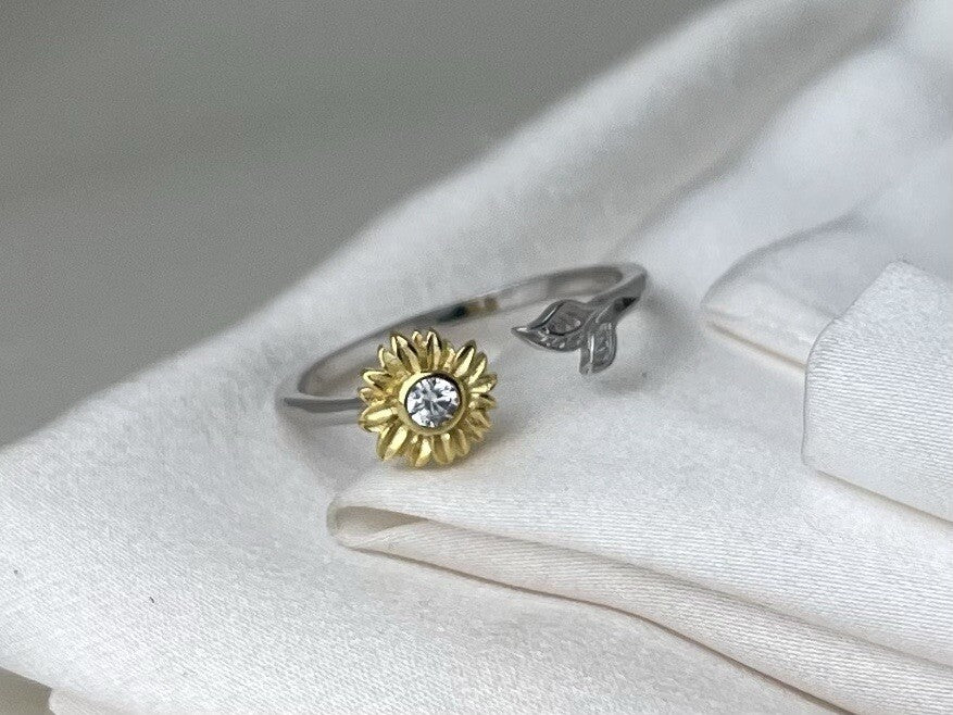Sterling Silver 925 Cubic Zirconia Stone Sunflower Adjustable Size 6 - 8 Ring 🌻