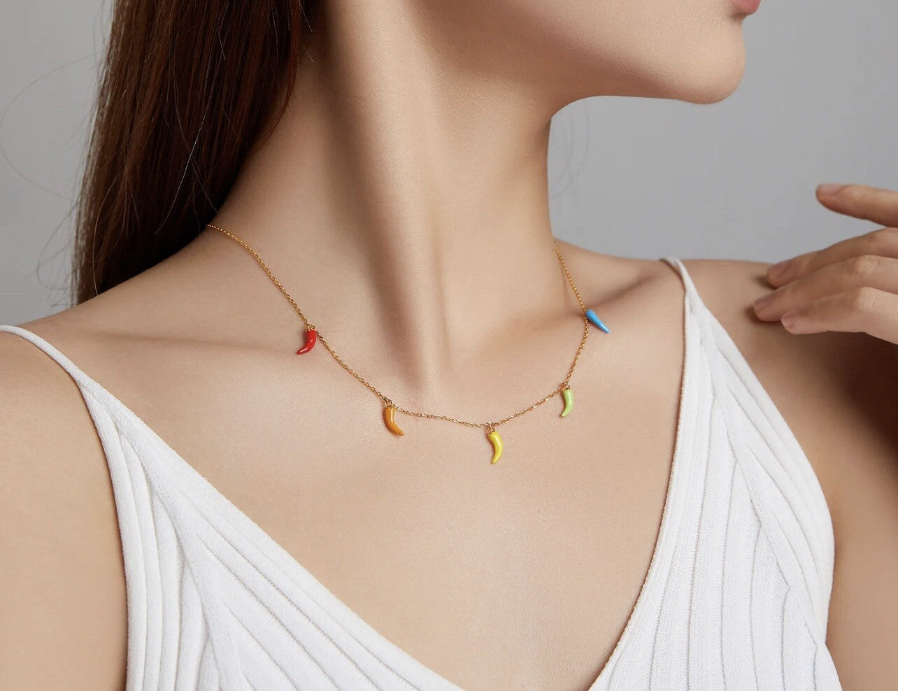Collar de 18 pulgadas con dije de plata de ley 925 chapado en oro con esmalte y coloridos chiles picantes
