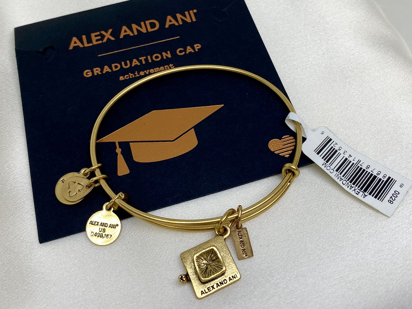 Alex and Ani Brazalete de logro con birrete de graduación, oro Rafaelian