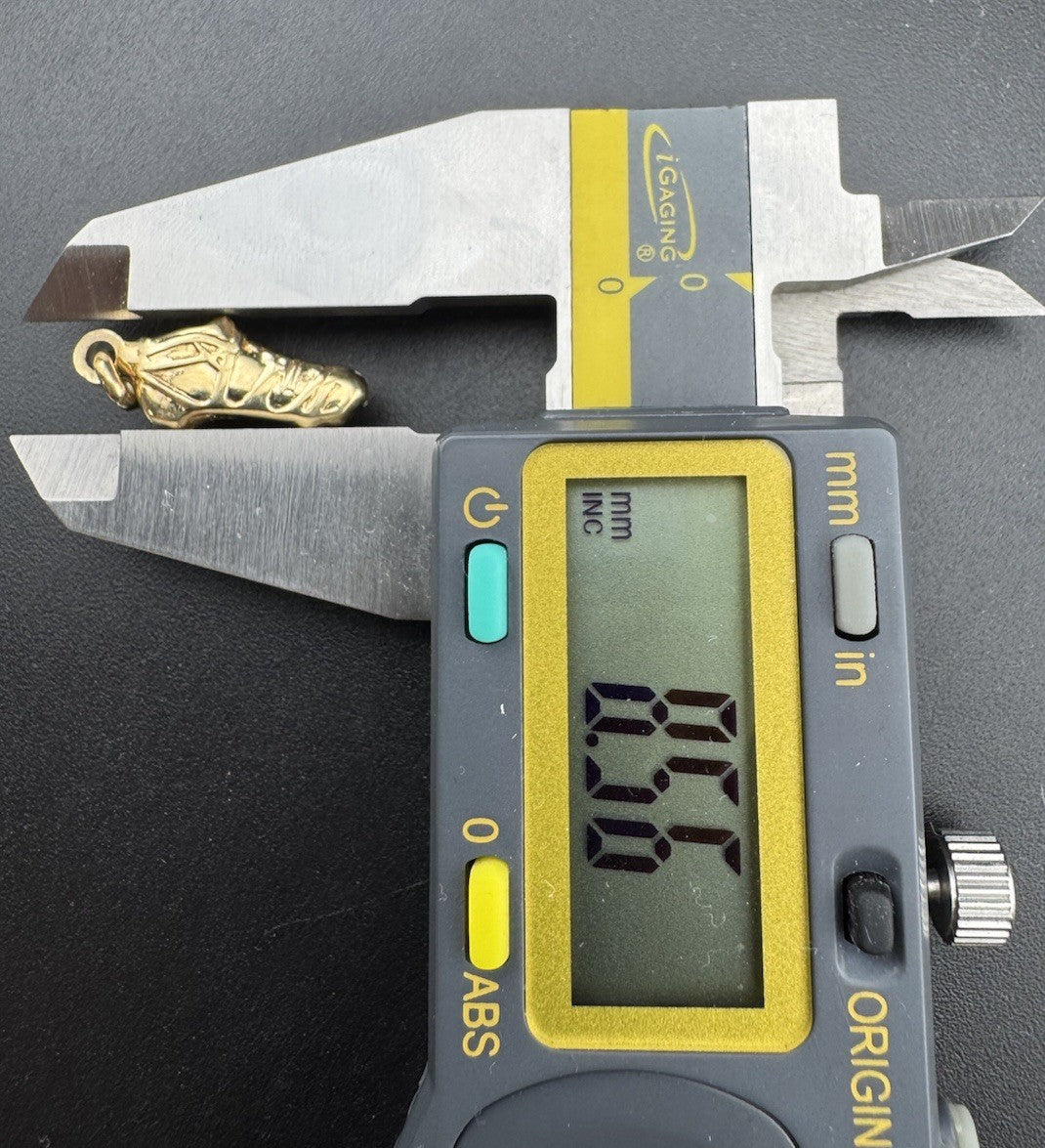 Colgante de Tacos de Fútbol 3D de Oro Amarillo de 14K 1.8 Gramos 21x9mm Calado Amuleto Deportivo