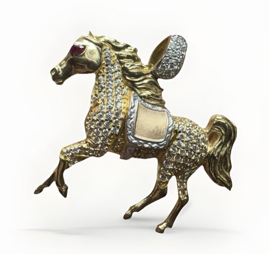 Colgante de caballo de carreras 3D de oro tricolor de 14K, 7.3 gramos, 40x36mm, circonita cúbica y ojo de diamante rojo