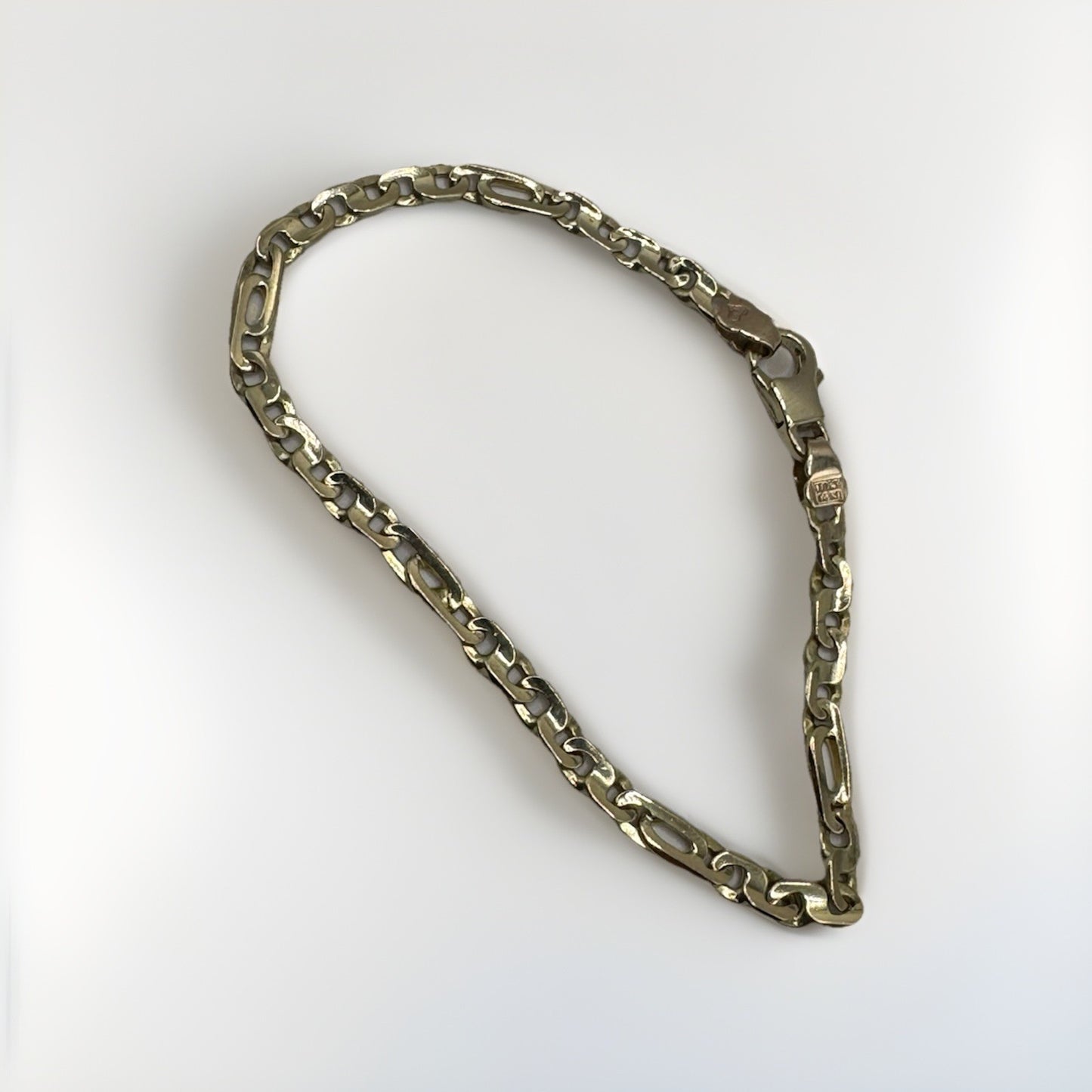 14K Yellow Gold Figaro Chain Bracelet 6.75in 3.85mm 5.9 Grams Italy Heart Emblem