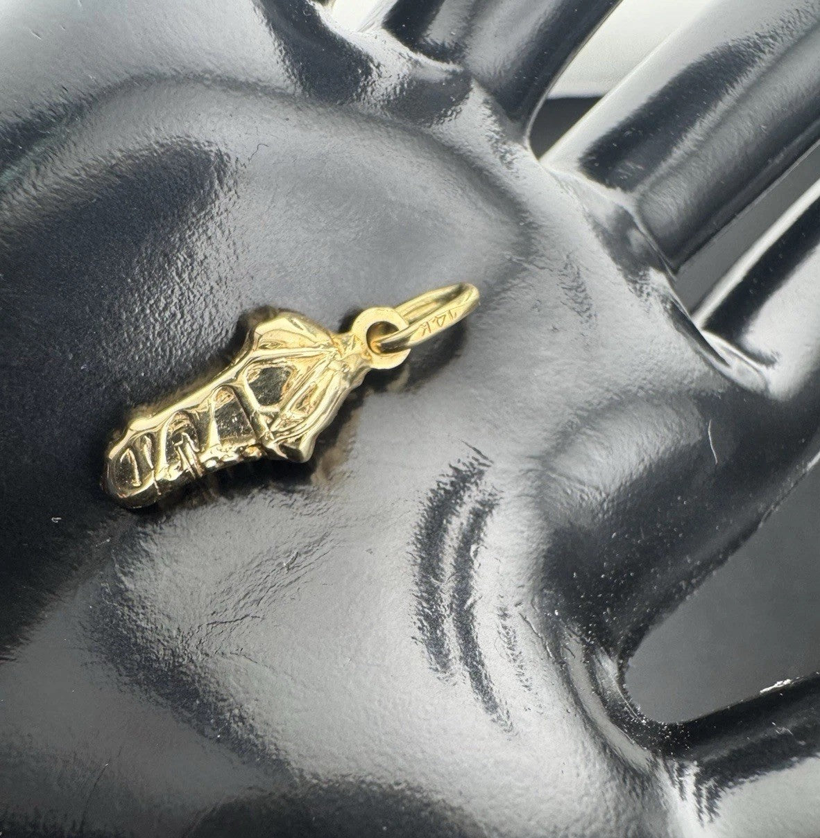 Colgante de Tacos de Fútbol 3D de Oro Amarillo de 14K 1.8 Gramos 21x9mm Calado Amuleto Deportivo