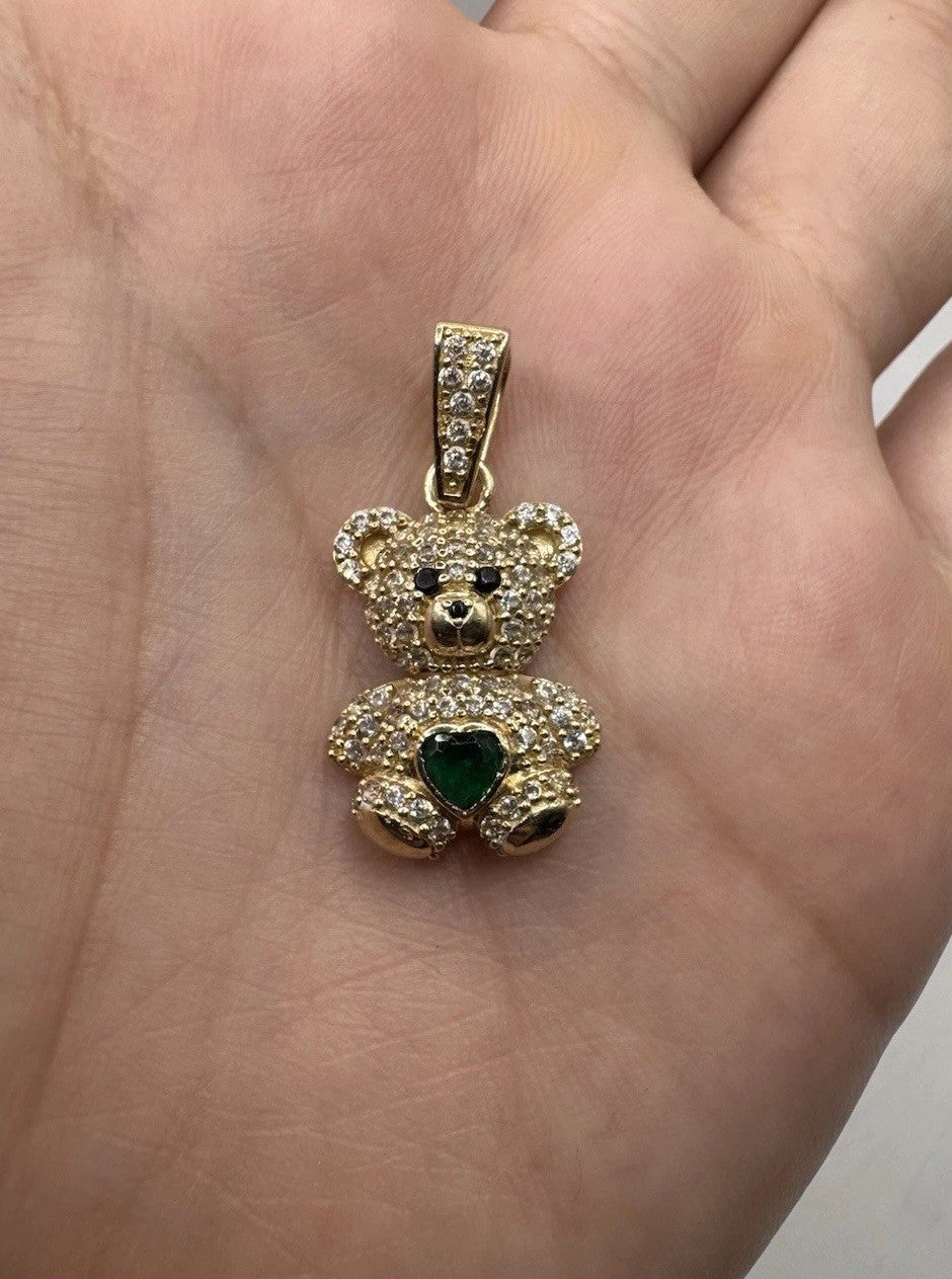 Colgante de oso de peluche de oro de 14 quilates con circonita verde de 28,76x14,88 mm y 4,4 g, Beltran Jewelry