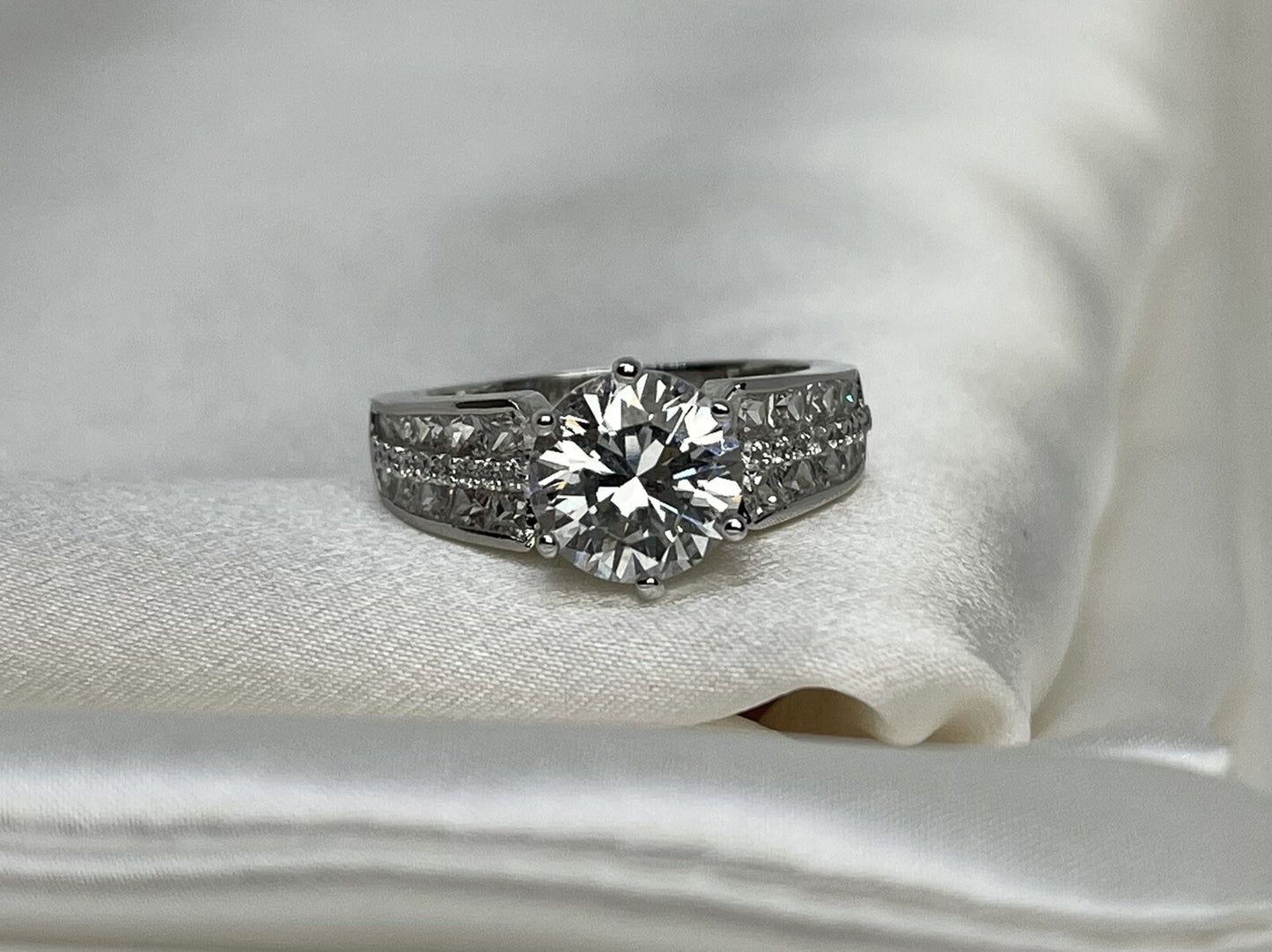 Anillo de compromiso de circonita cúbica con tres filas de corte redondo de plata de ley 925