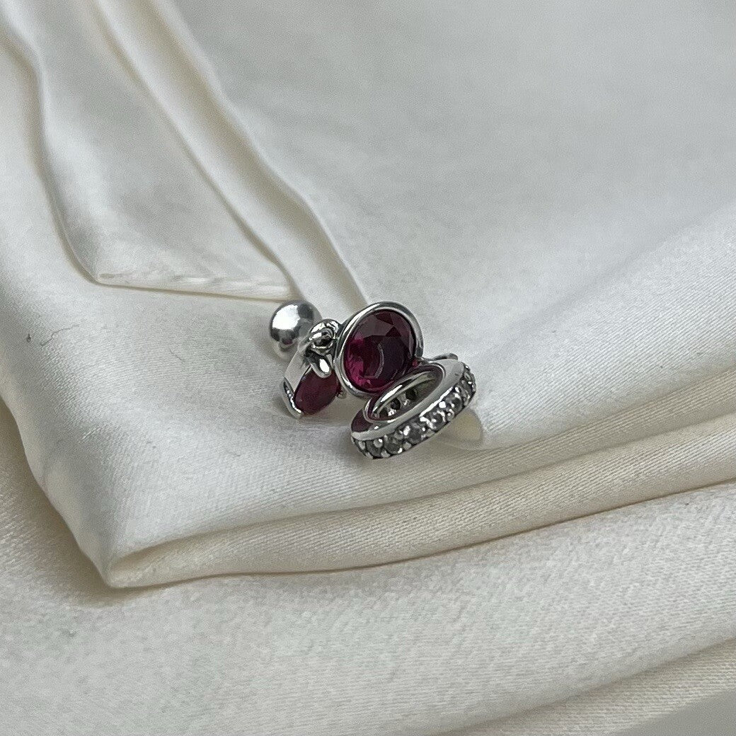 Colgante de plata de ley 925 esmaltado con circonitas rosas y blancas en forma de copa de vino derramada