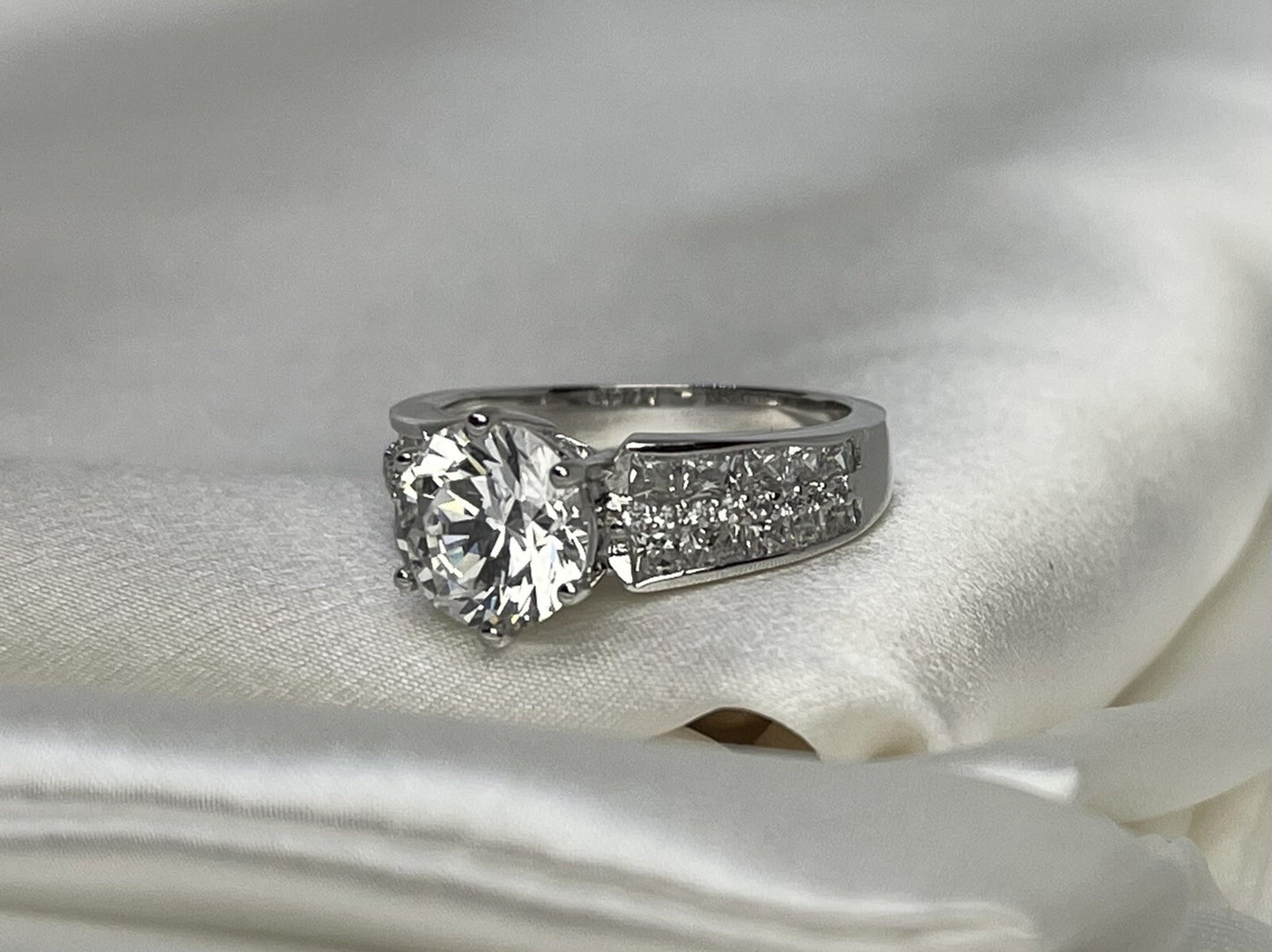 Anillo de compromiso de circonita cúbica con tres filas de corte redondo de plata de ley 925