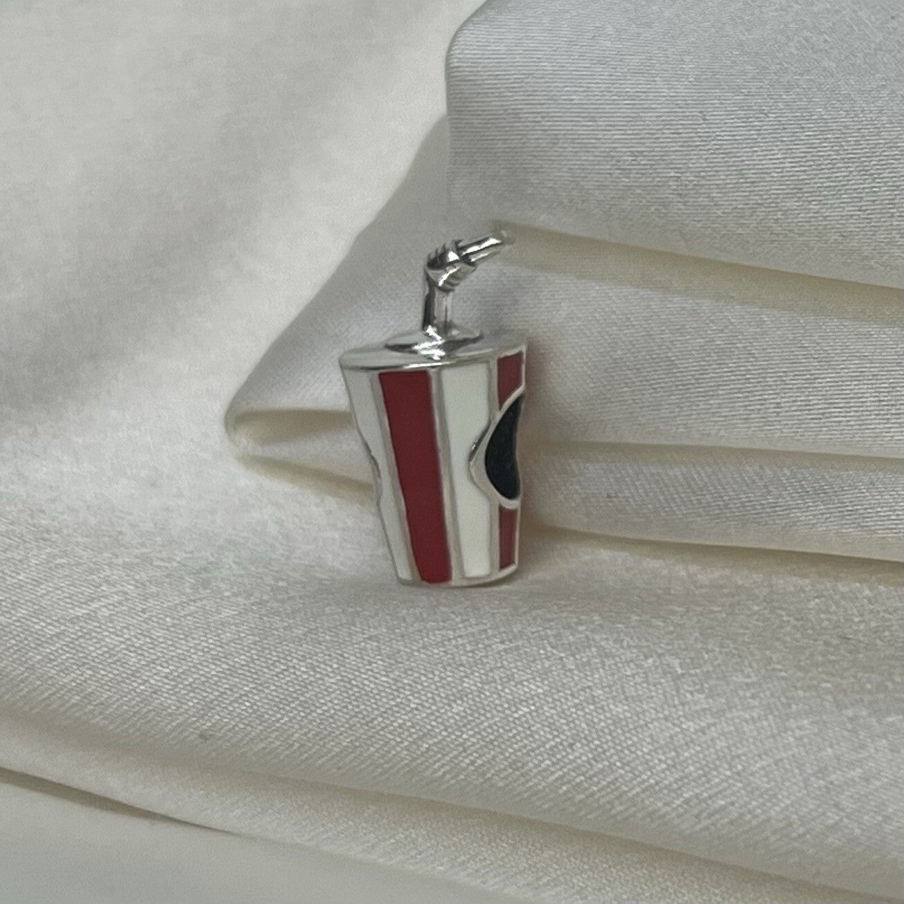 Charm de plata de ley 925 esmaltado con forma de vaso de refresco de cine europeo